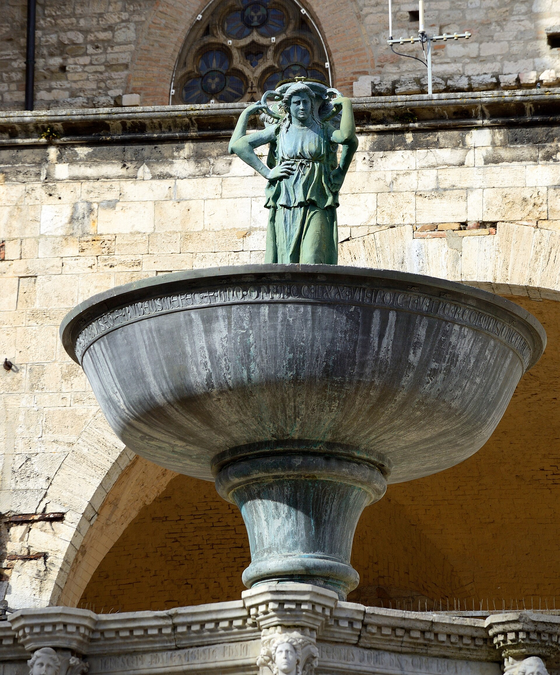 la coppa di bronzo con le tre ninfe in cima alla fontana