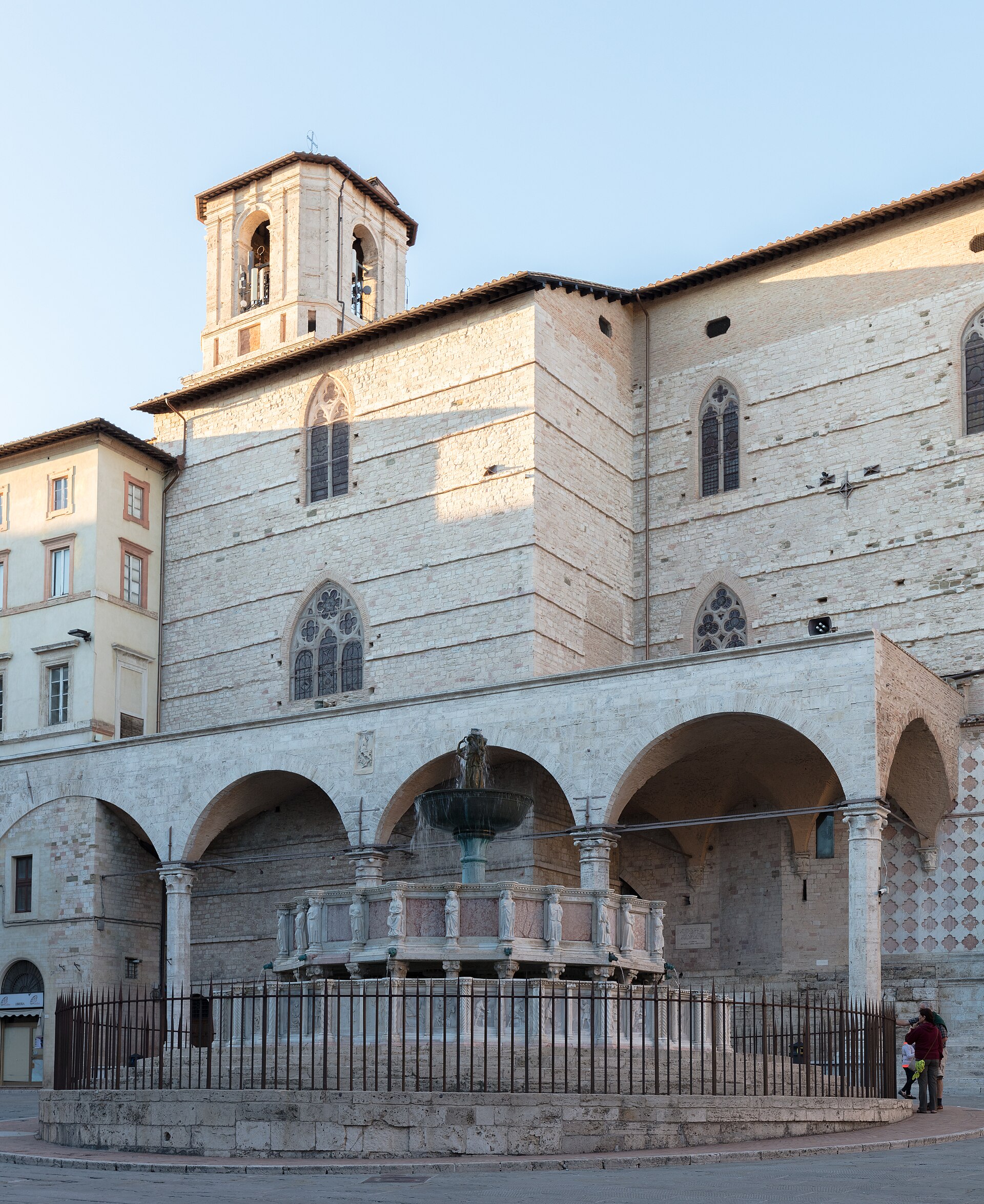la fontana maggiore di perugia con le due vasche poligonali di marmo