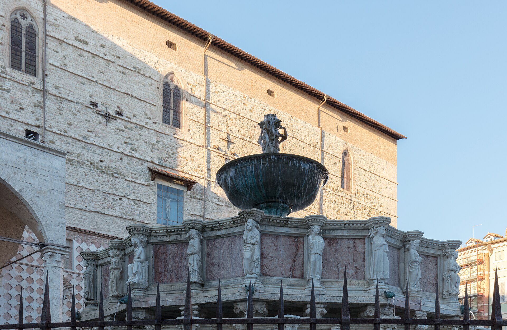 la fontana maggiore vista nella piazza fra il duomo e il palazzo dei priori