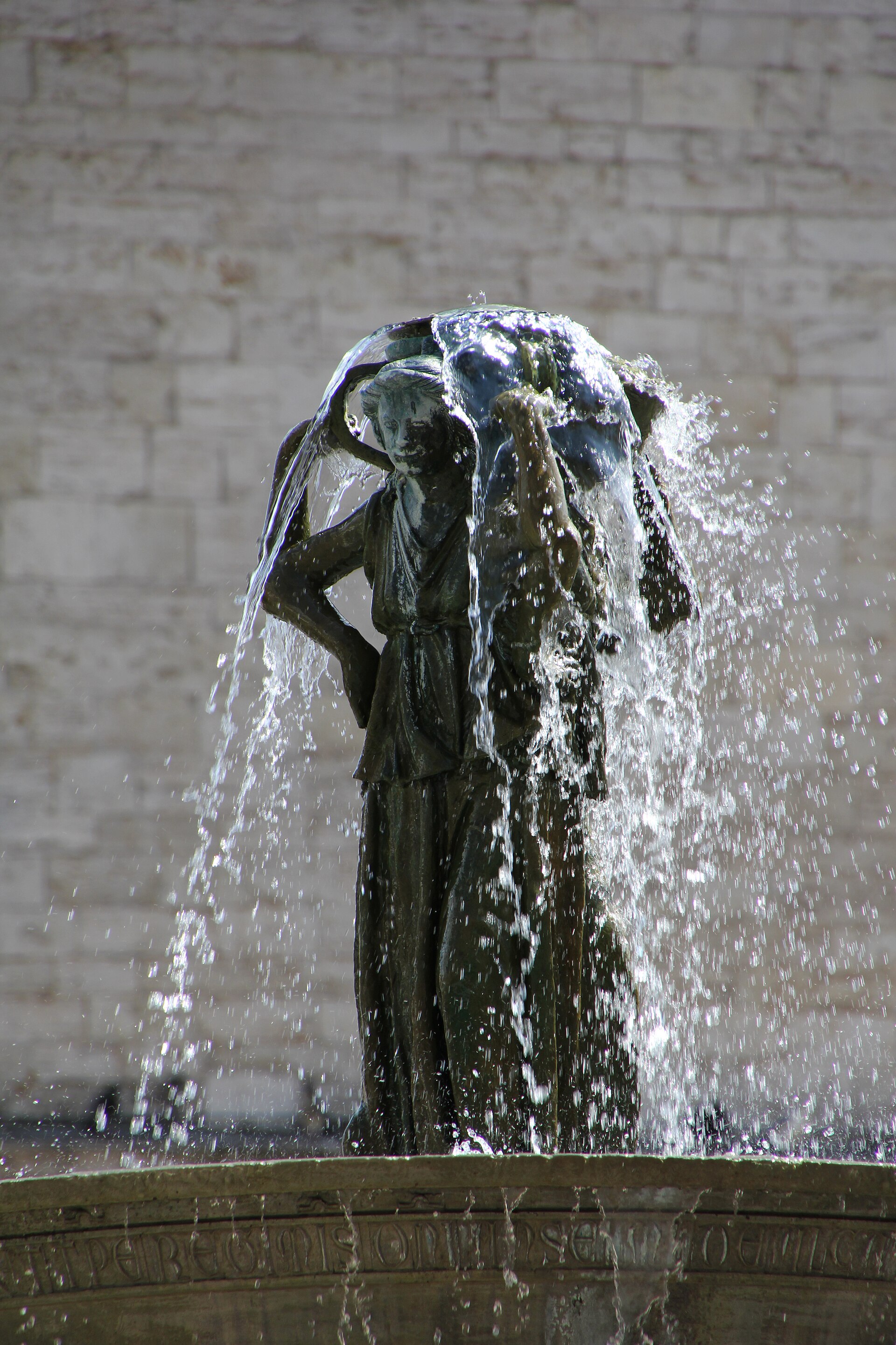 i rilievi scolpiti sulla vasca inferiore della fontana maggiore