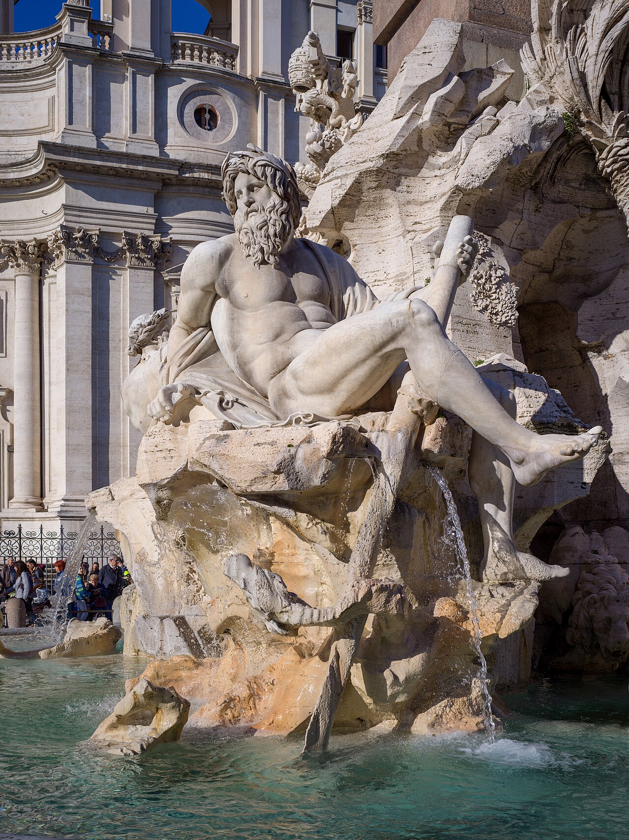 la statua del gange con il remo nella fontana dei quattro fiumi a piazza navona