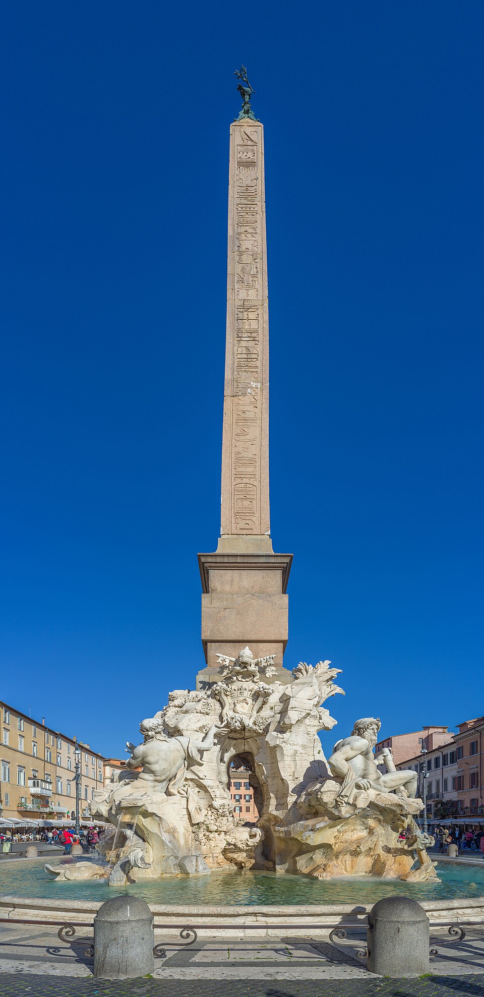 l obelisco agonale che sale dalla scogliera traforata della fontana dei quattro fiumi