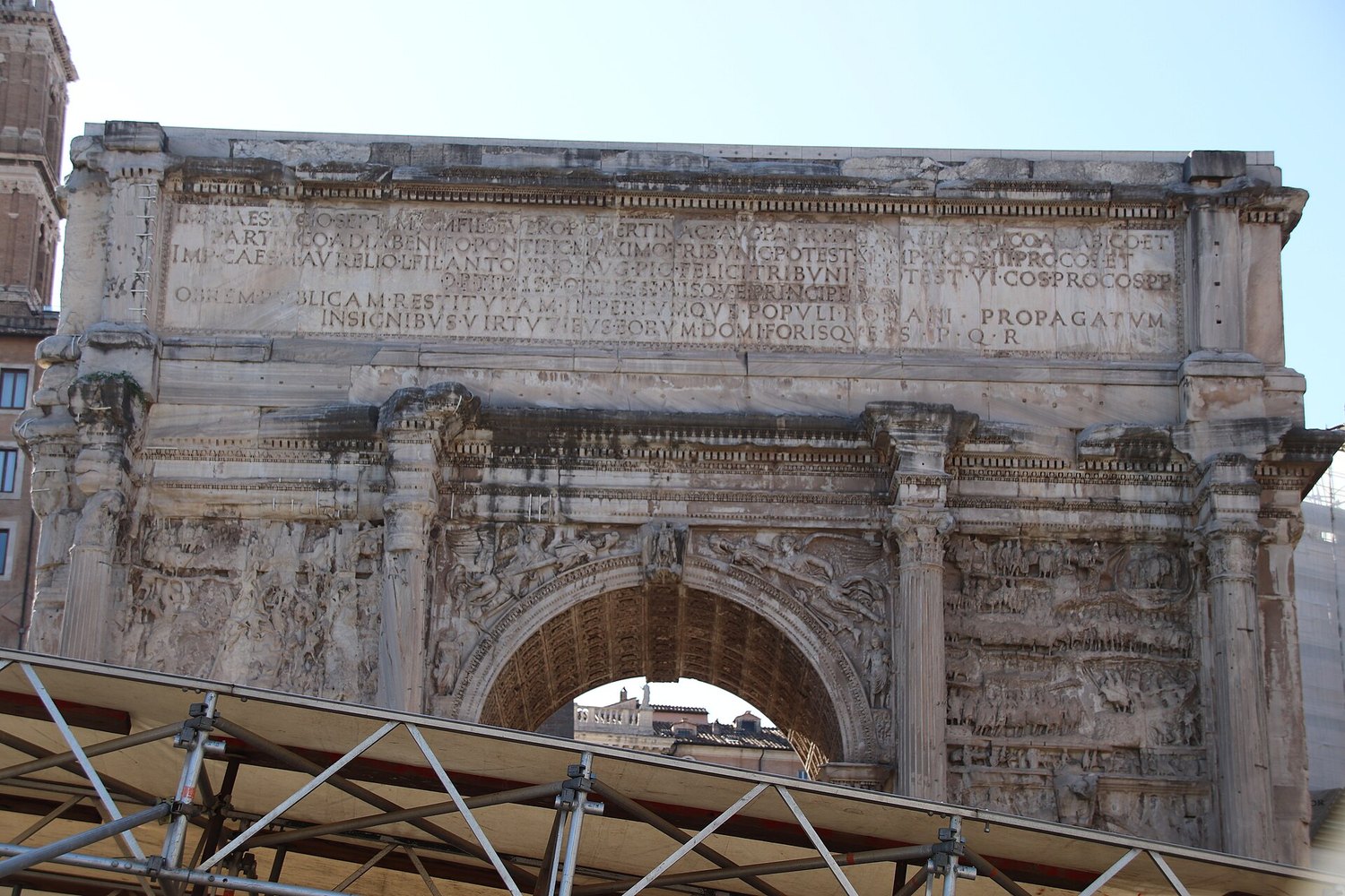 l'iscrizione sull'attico dell'arco di Settimio Severo nel Foro Romano, con la quarta riga rifatta dopo la damnatio memoriae di Geta