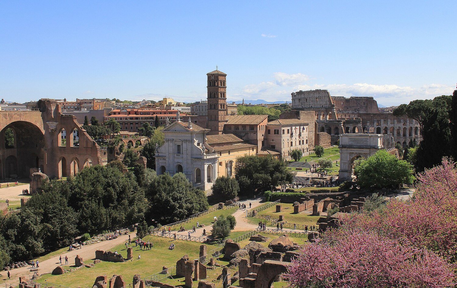 il Foro Romano visto dal Palatino con la basilica di Massenzio a sinistra, l'arco di Tito e il Colosseo in fondo