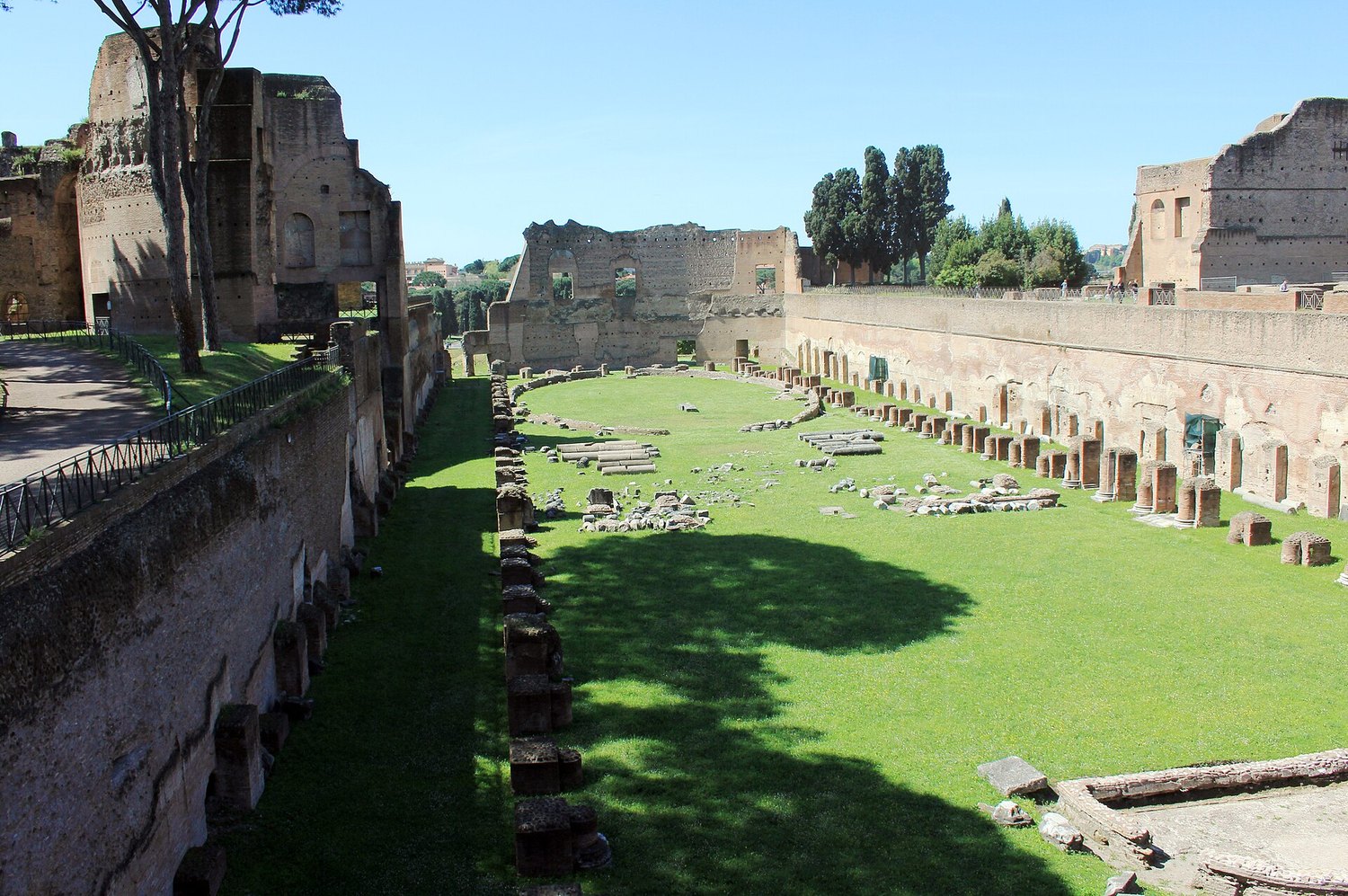 lo stadio palatino dentro il palazzo imperiale sul Palatino, con l'esedra centrale e le murature in laterizio