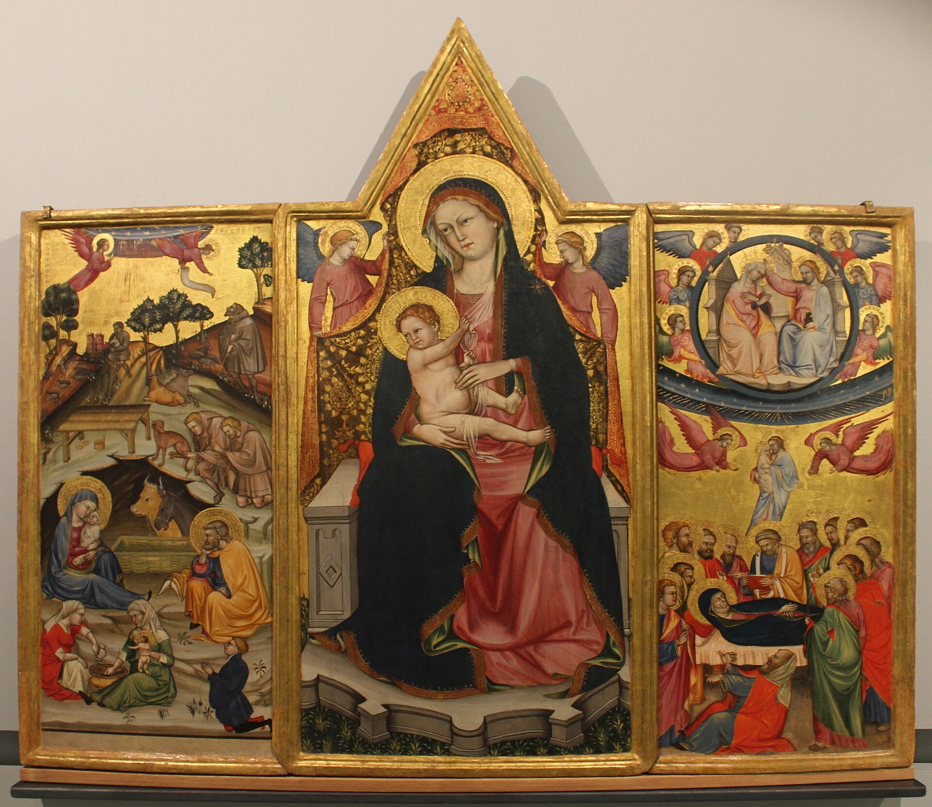 il trittico di beffi con la madonna in trono al centro la nativita a sinistra e l incoronazione e la dormizione a destra