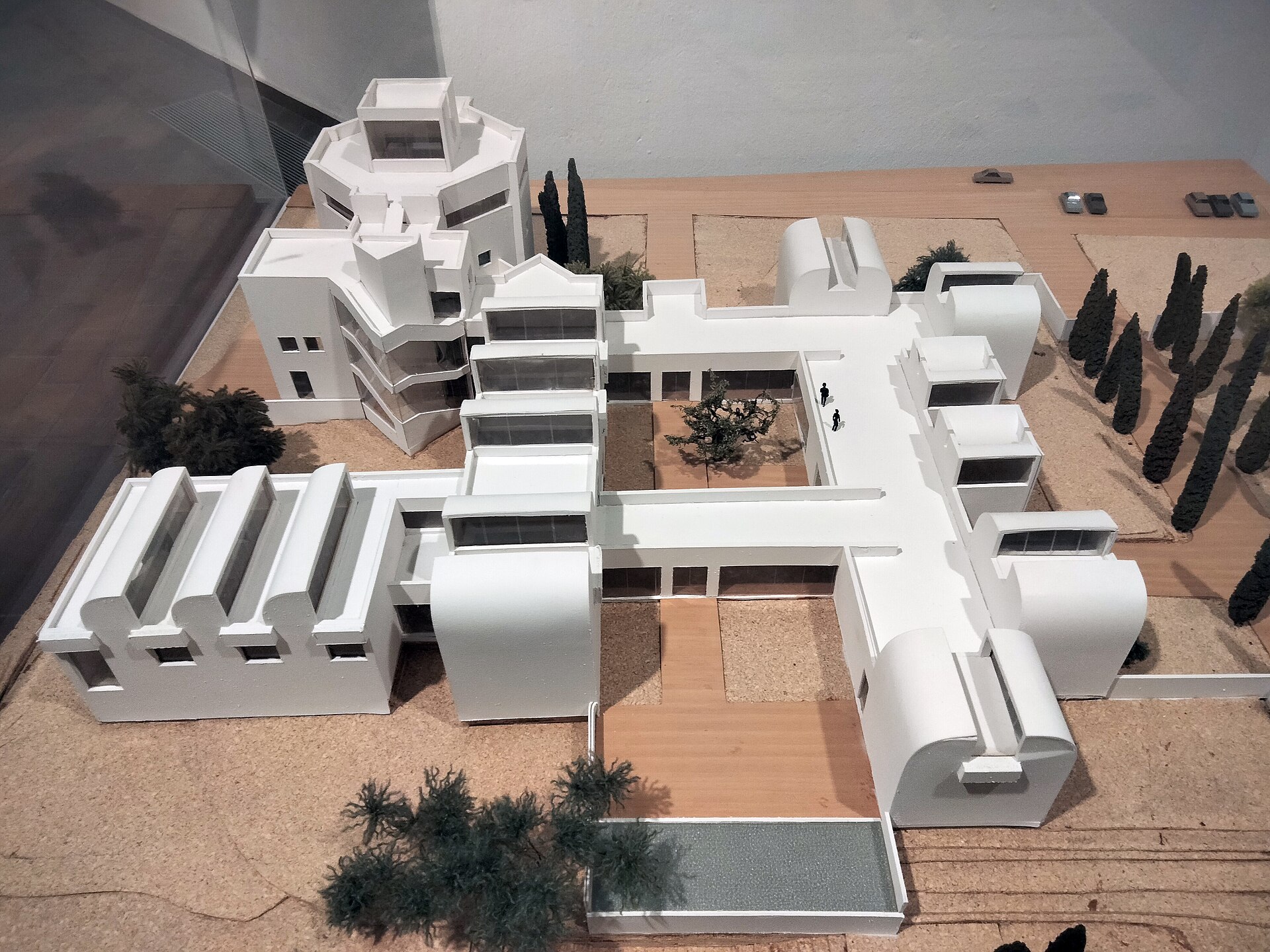 il plastico della fundacio joan miro, con gli edifici bianchi disposti attorno ai patii, la torre ottagonale e i lucernari curvi