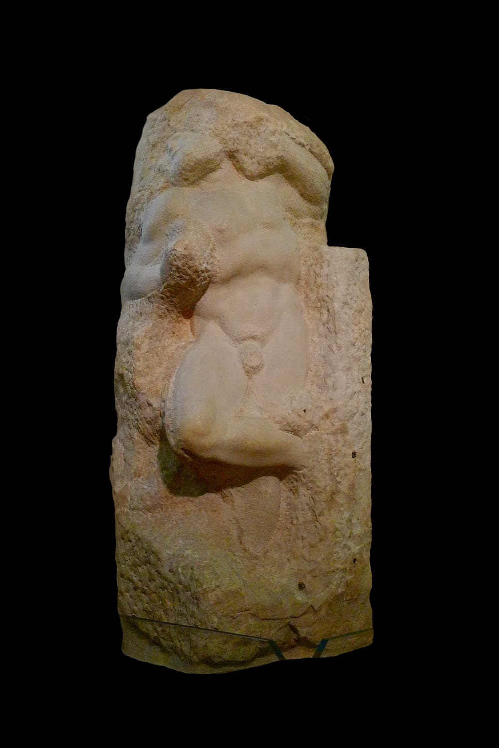 un prigione di michelangelo con la figura che emerge a metà dal marmo grezzo