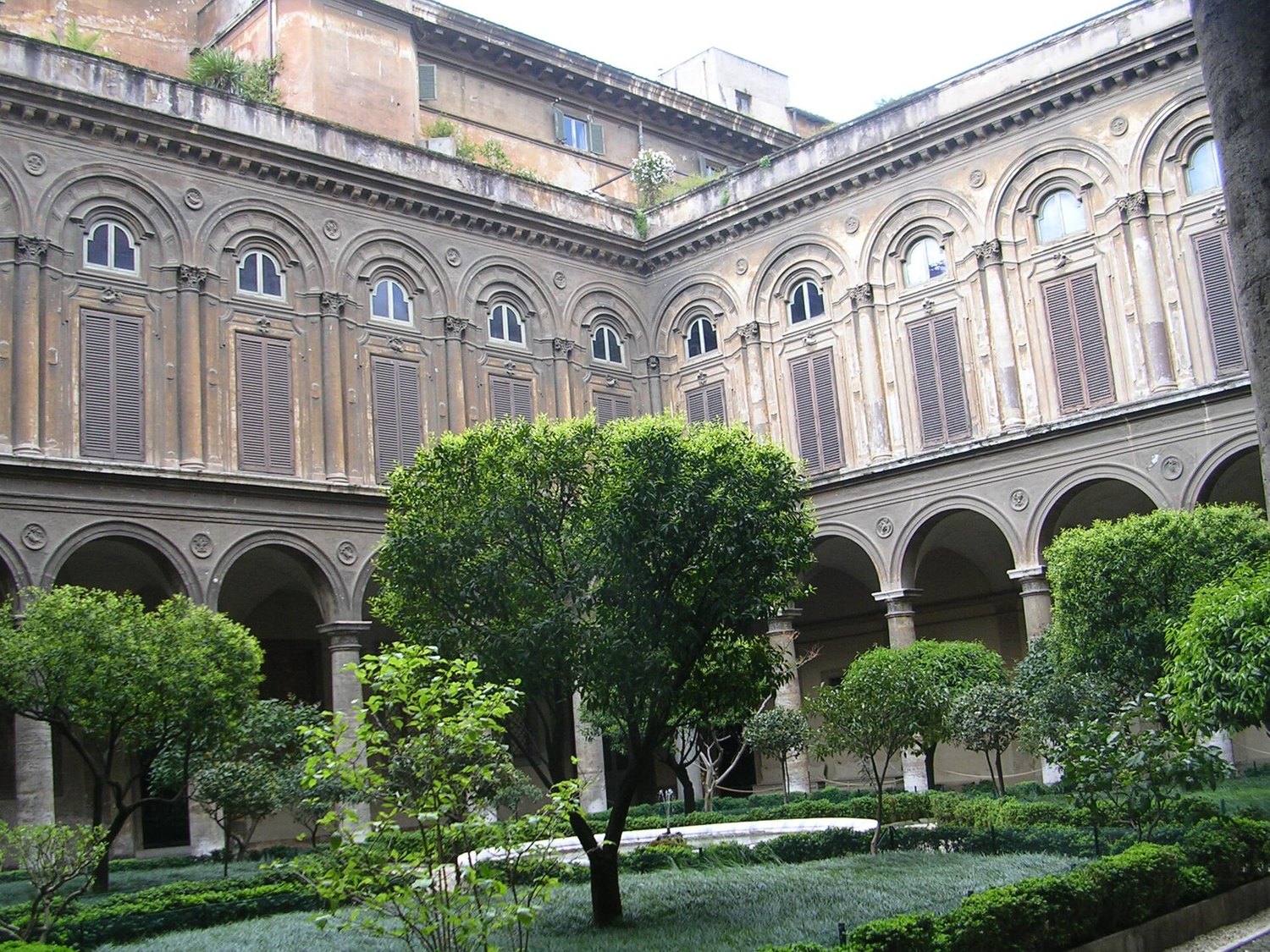 il cortile interno di Palazzo Doria Pamphilj a Roma con gli aranci e il portico ad archi su due livelli