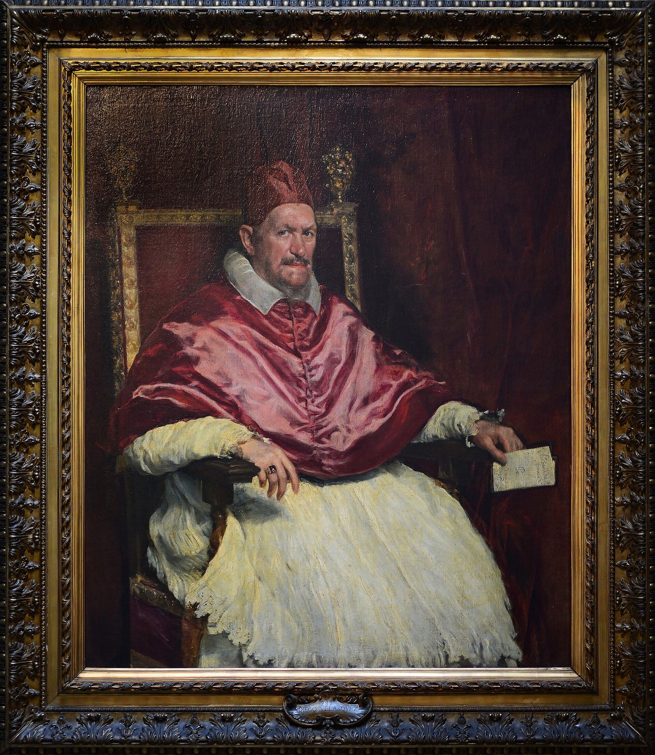 il Ritratto di Innocenzo X di Velázquez alla Galleria Doria Pamphilj, il papa seduto in mozzetta rossa