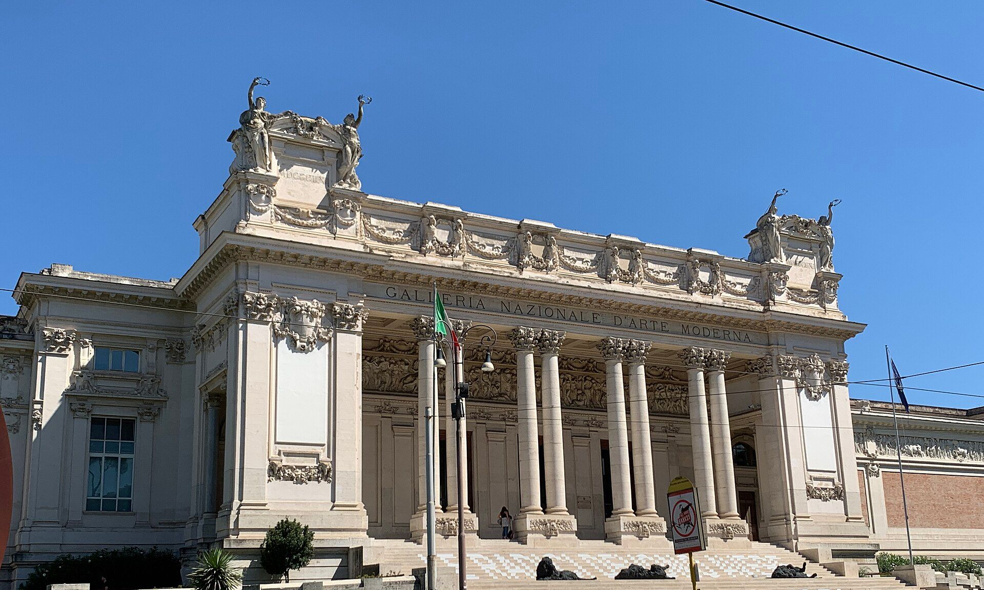 la facciata bianca con colonne del palazzo delle belle arti sede della galleria nazionale d arte moderna a roma, in viale delle belle arti