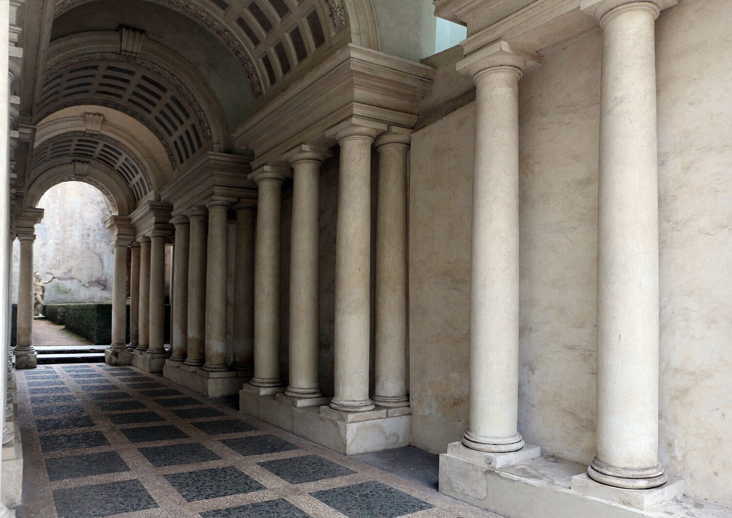 la galleria vista di lato, con le colonne che rimpiccioliscono e la volta che scende