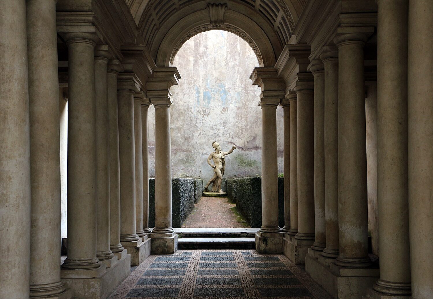 la galleria prospettica di borromini a palazzo spada vista in asse con la statua in fondo