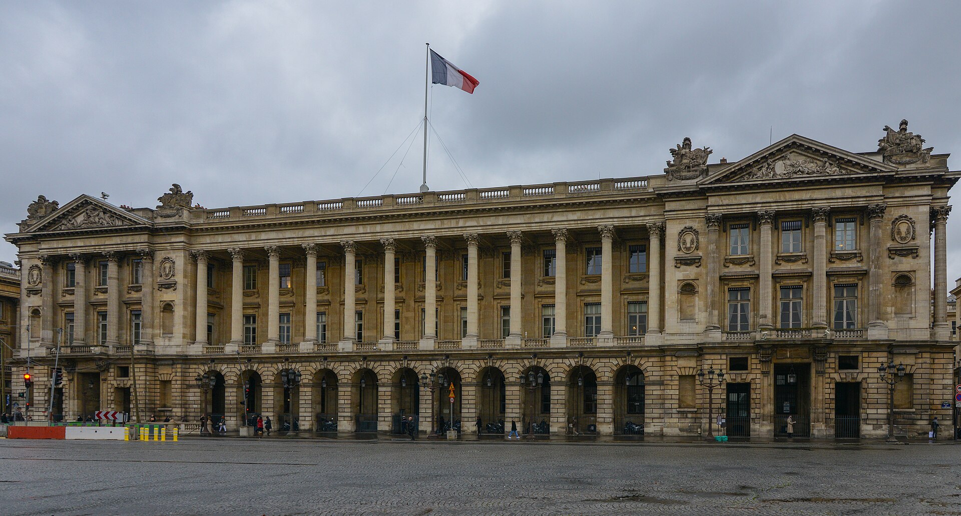 la facciata colonnata dell hotel de la marine sulla place de la concorde, con il portico ad arcate al pianterreno e la bandiera francese sul tetto