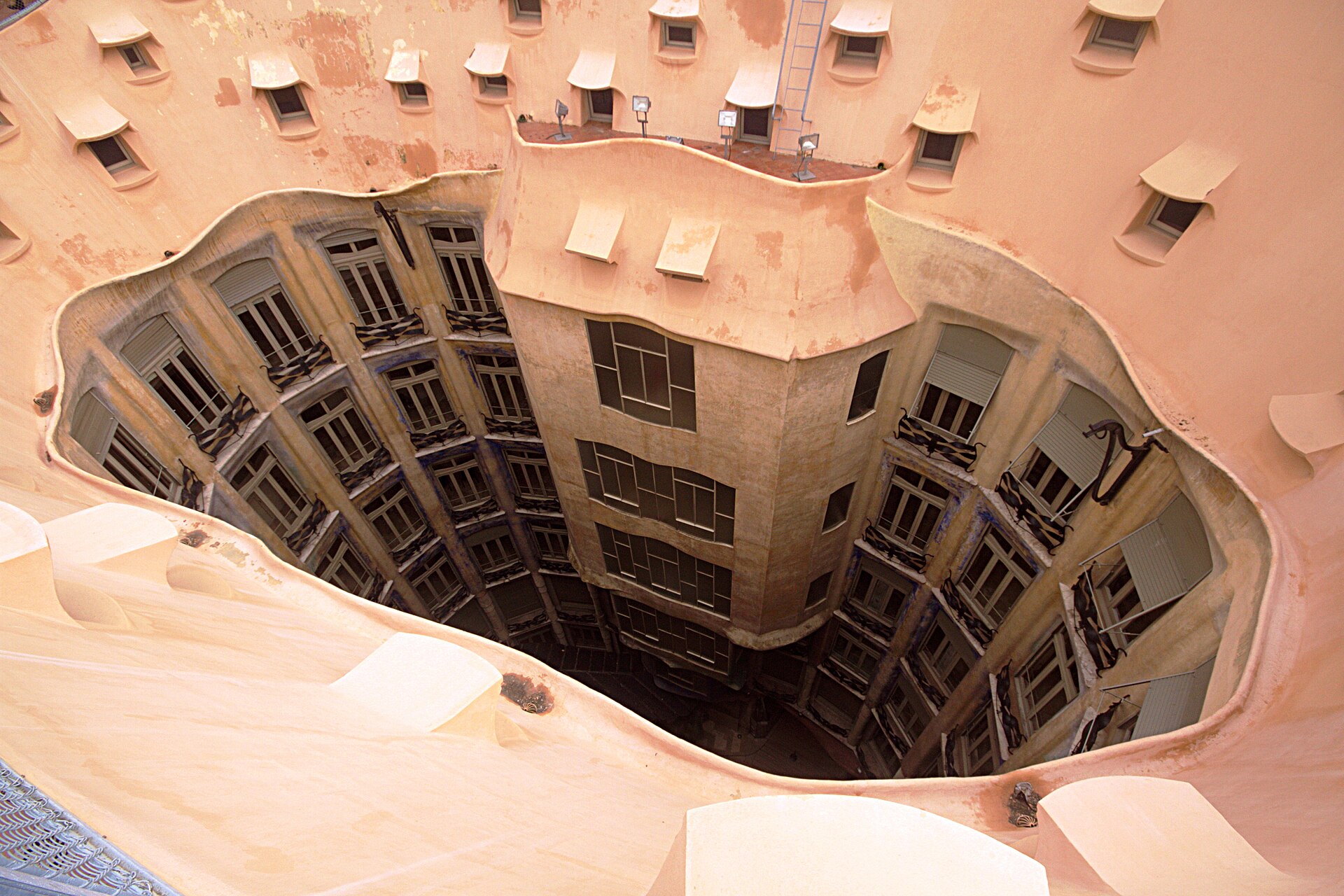 il cortile interno della pedrera visto dal tetto, con le finestre degli appartamenti tutto intorno