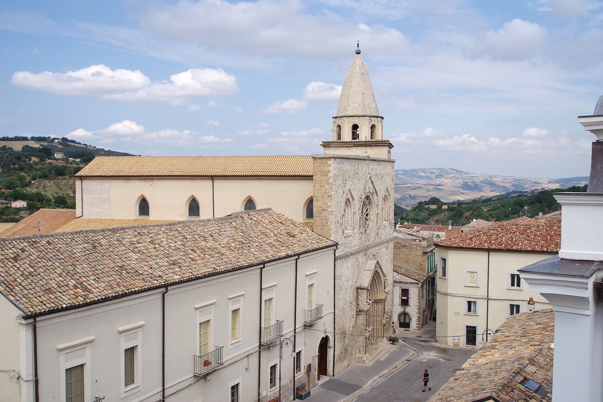 la cattedrale di san pardo a larino vista dall alto, con il portale gotico, il rosone e le colline dietro