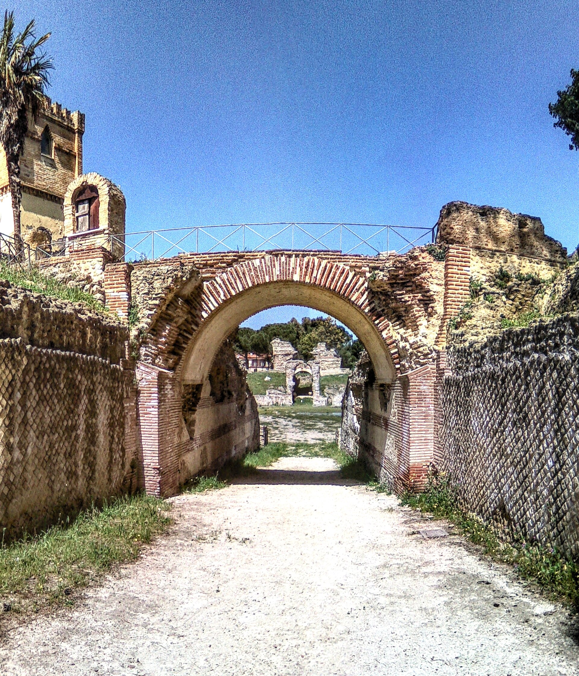 l ingresso monumentale dell anfiteatro di larino, un arco in laterizio fra i muri in opera reticolata