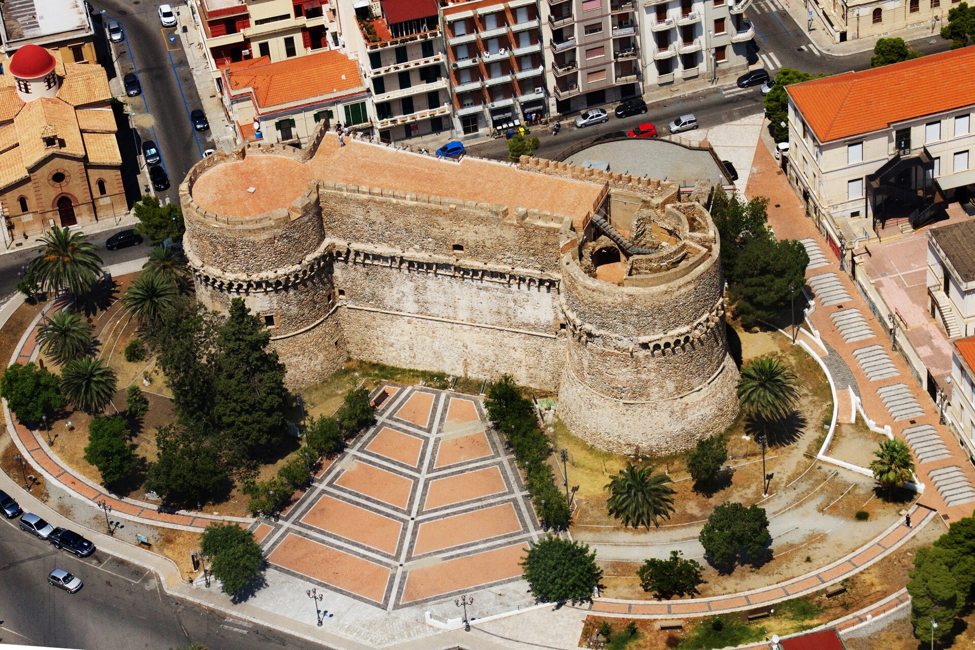 il castello aragonese di reggio calabria visto dall alto con le due torri circolari