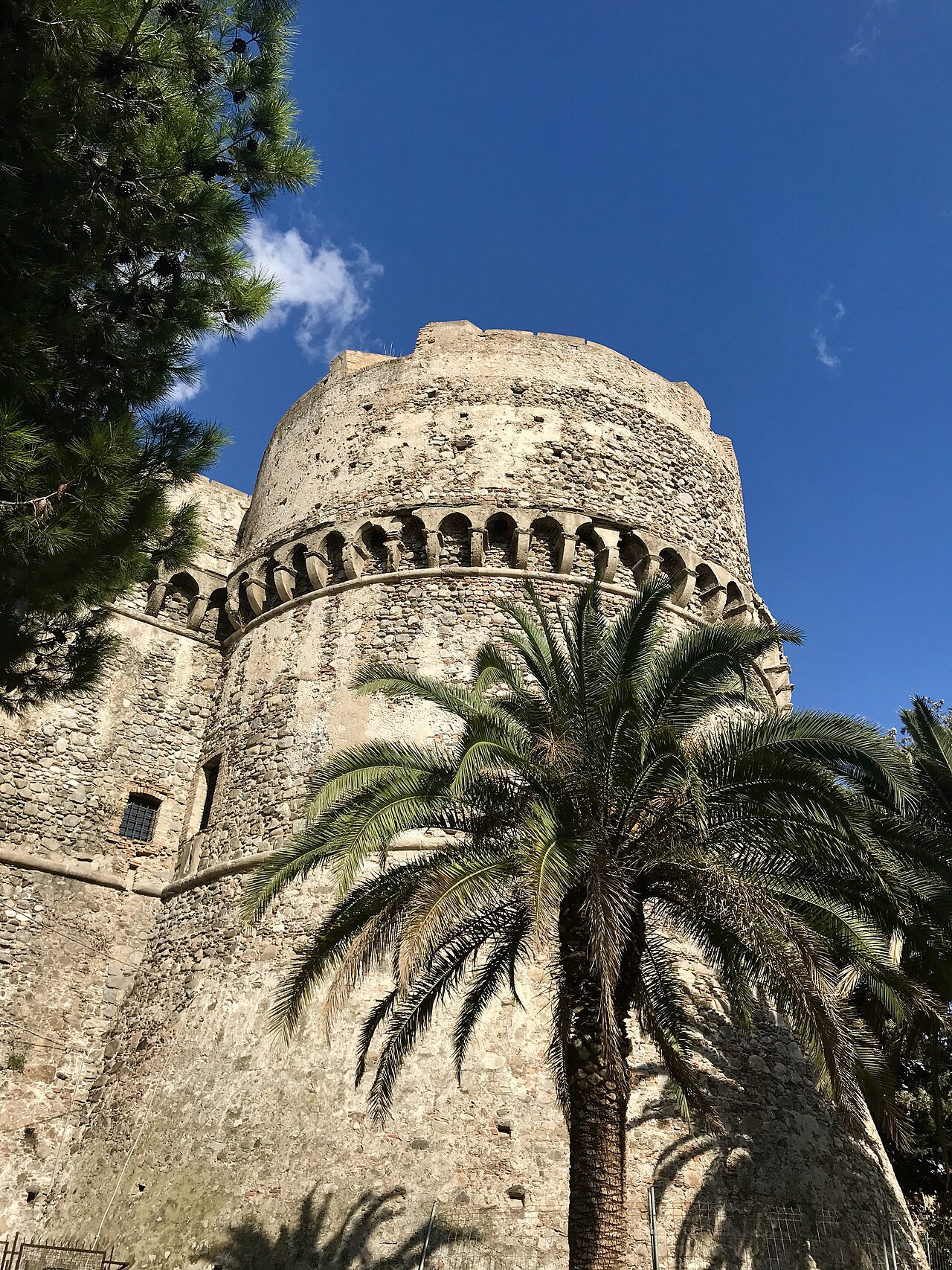 una delle due torri circolari del castello aragonese di reggio calabria con le mensole in pietra