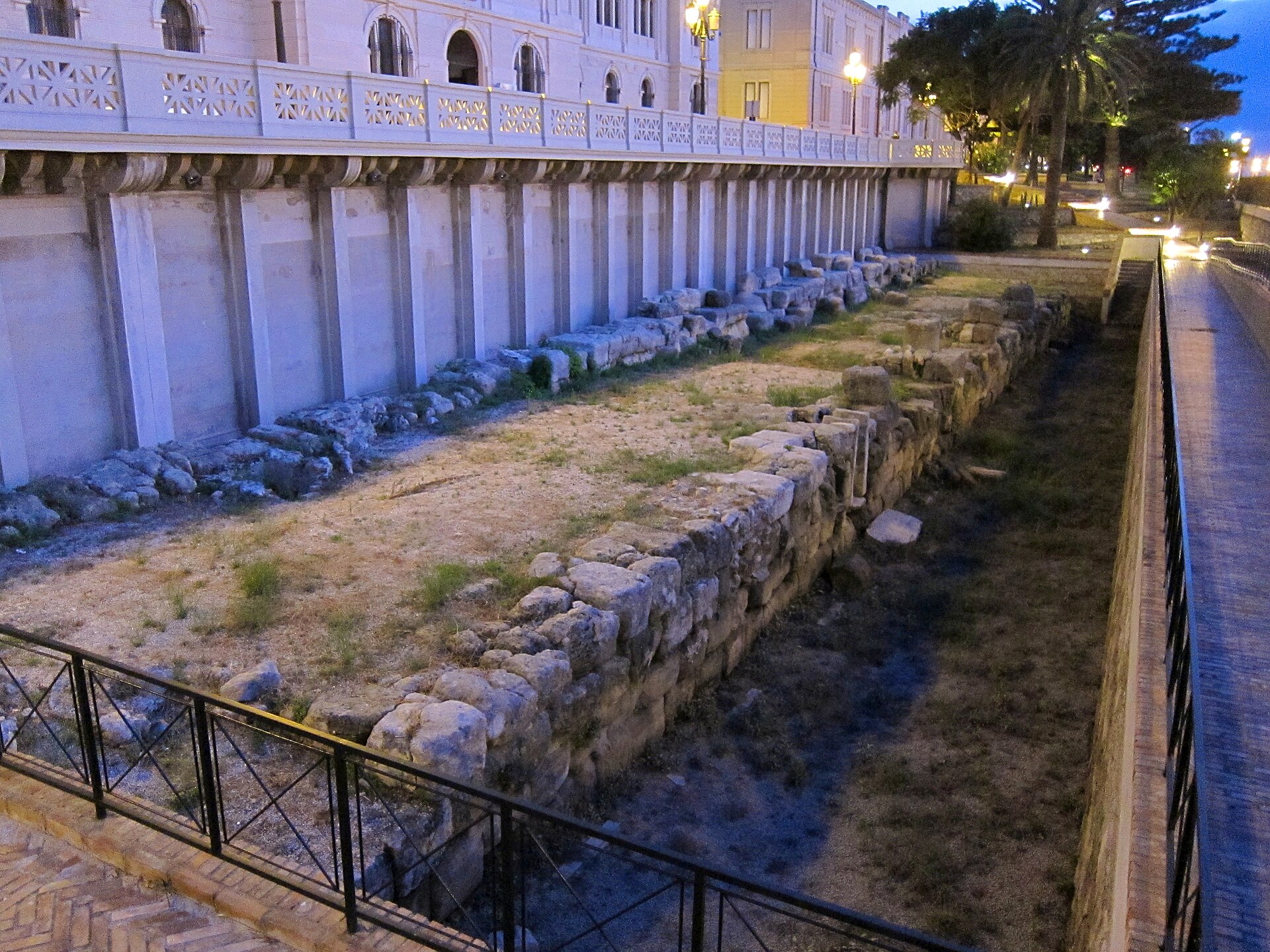 le mura greche di reggio calabria scavate sotto il livello del lungomare falcomata al tramonto