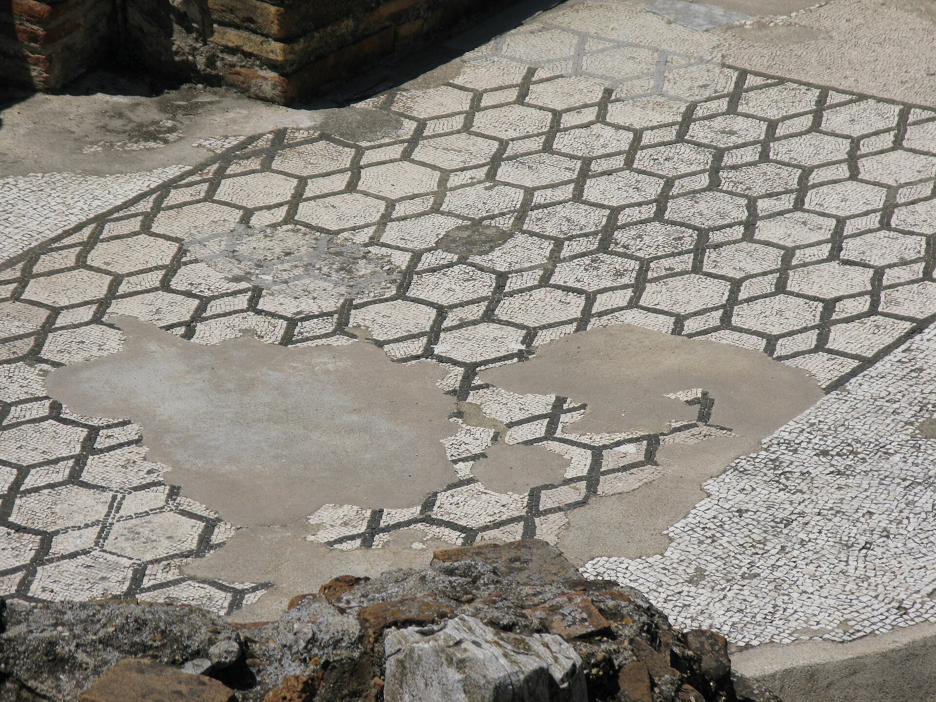 il mosaico bianco e nero a esagoni delle terme romane di reggio calabria