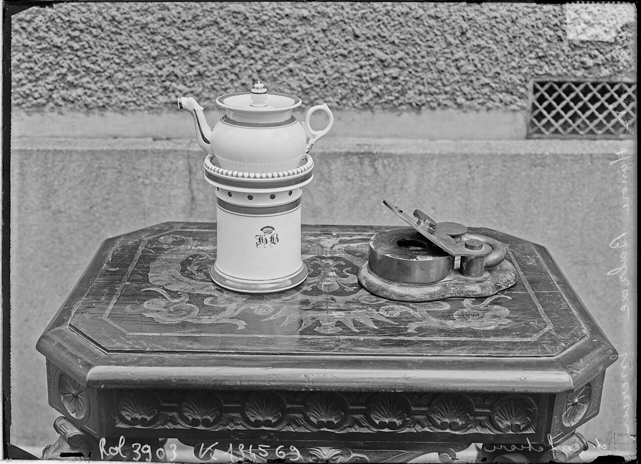 fotografia del 1909 della caffettiera di balzac sul suo scaldino, con il monogramma hb leggibile, accanto a un calamaio di bronzo