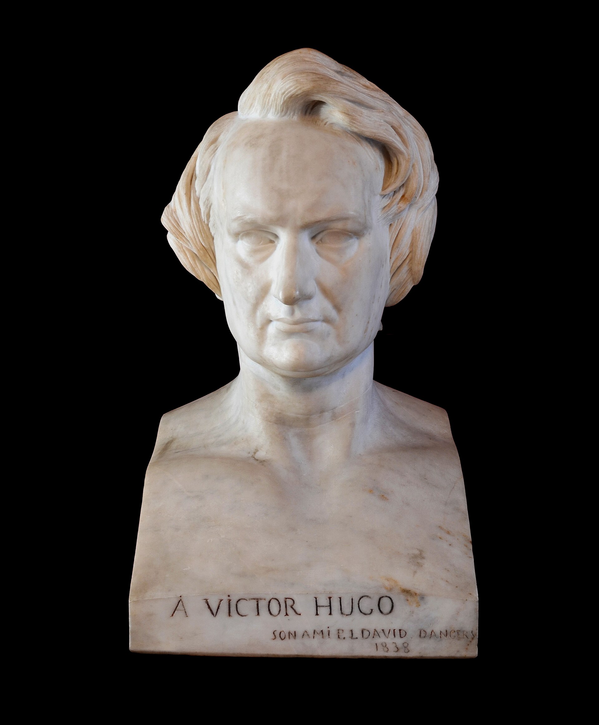 il busto di marmo di victor hugo scolpito da david d angers, con i capelli mossi e l iscrizione a victor hugo son ami p j david d angers 1838 sulla base