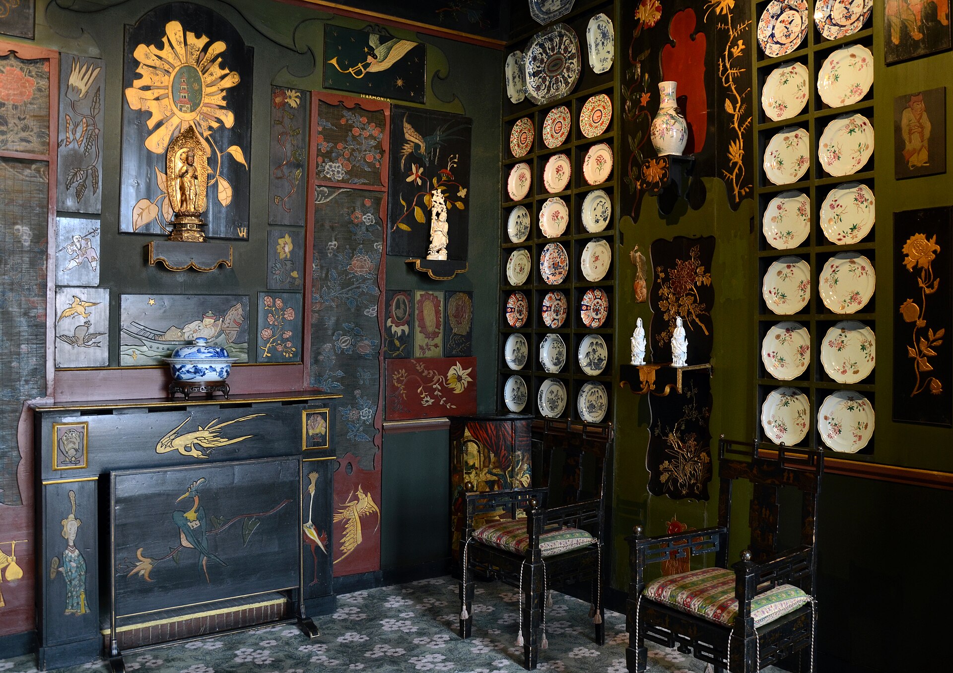 il salon chinois della maison de victor hugo, con i pannelli laccati verdi e neri dipinti a figure e fiori dorati, decine di piatti di porcellana sulle mensole e sedie di legno scuro