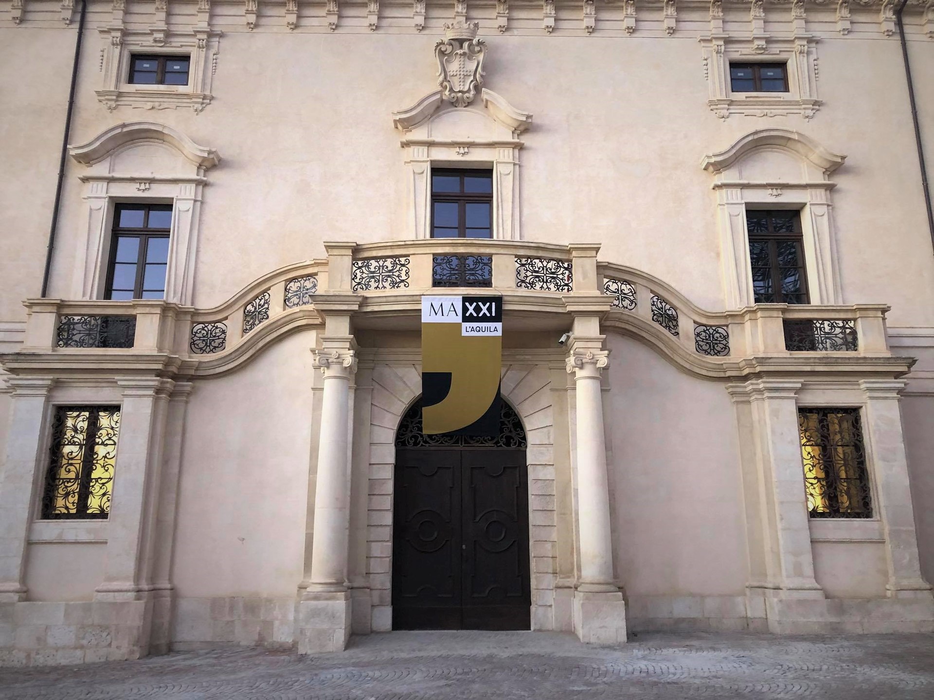 il portale di palazzo ardinghelli visto di fronte con le colonne accoppiate il balcone curvo e lo stemma sopra la finestra