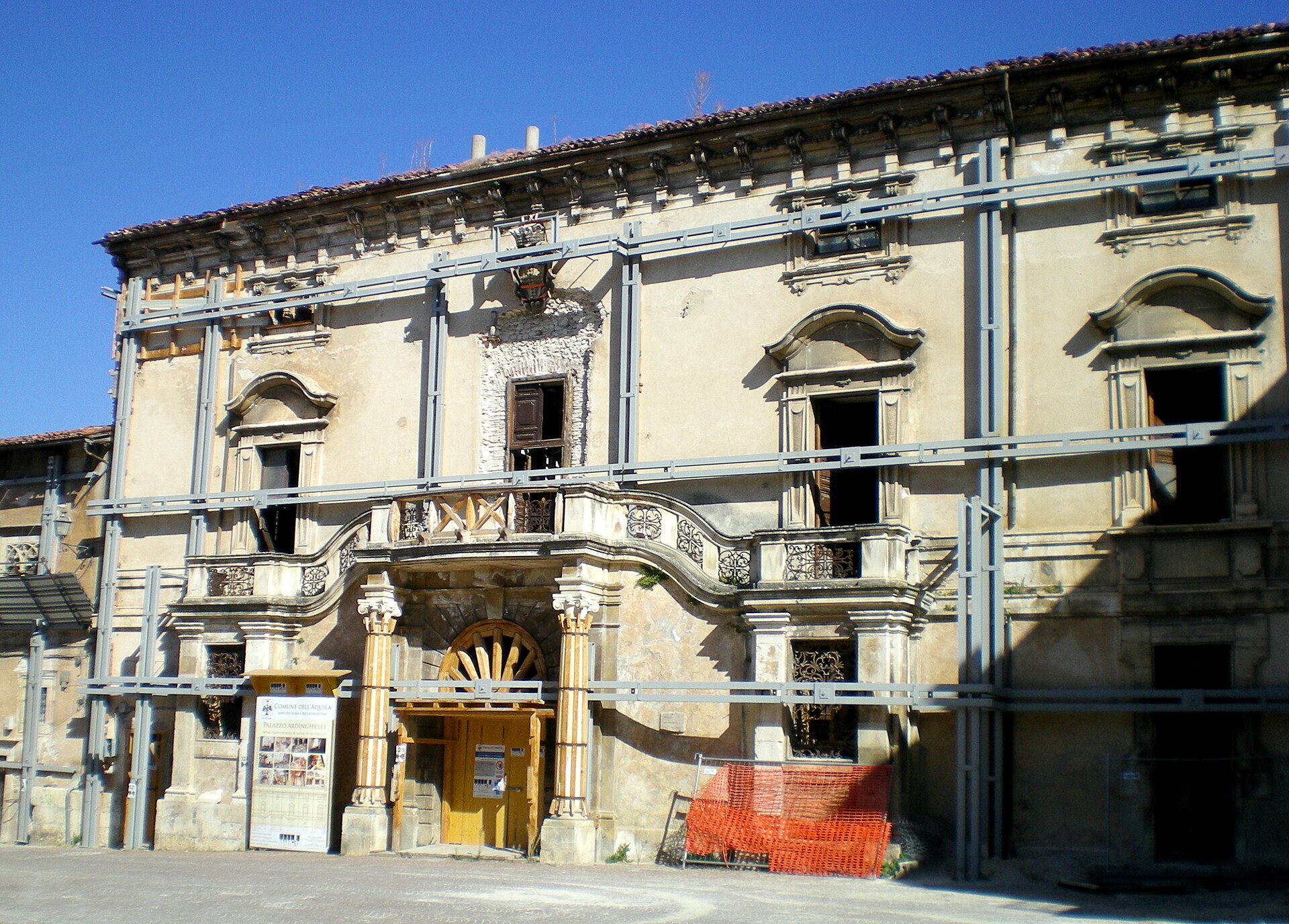 palazzo ardinghelli puntellato con travi d acciaio dopo il terremoto con una finestra sfondata e la rete arancione di cantiere