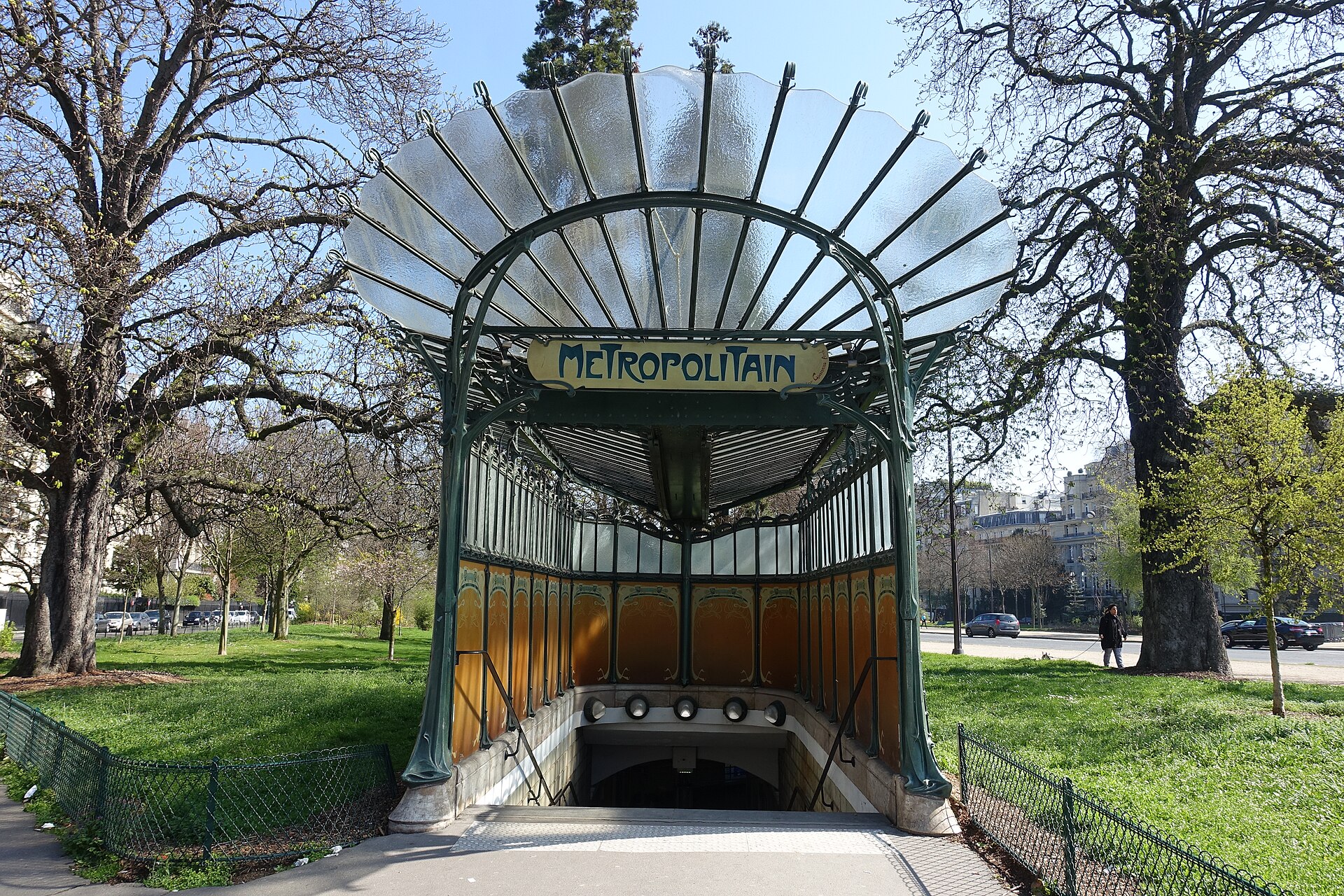 edicola art nouveau di hector guimard all’ingresso della stazione metro porte dauphine a parigi, baldacchino di vetro ondulato su struttura in ferro verde con l’insegna metropolitain