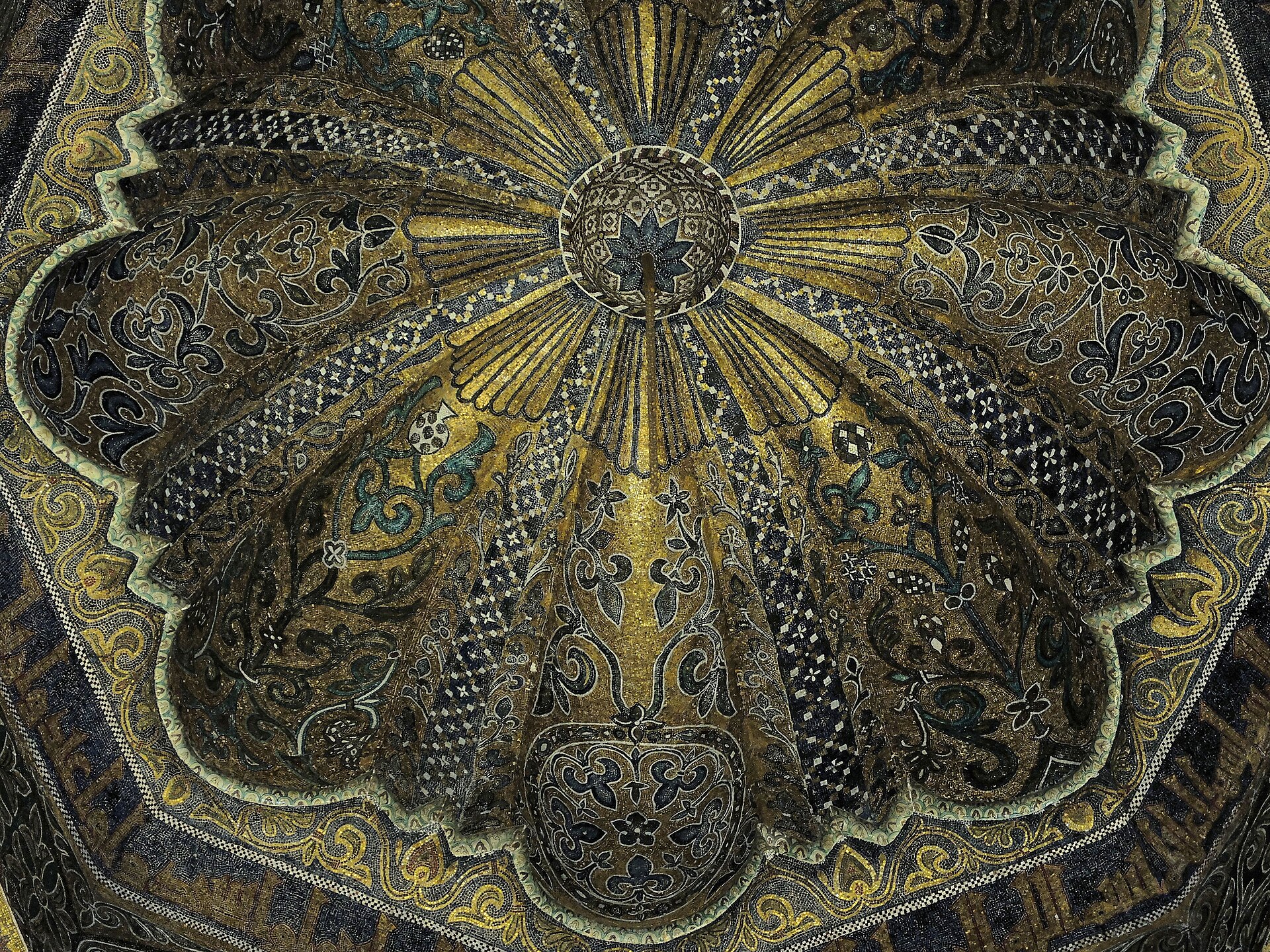 la cupola davanti al mihrab della mezquita di cordoba vista dal basso, a spicchi dorati disposti a raggiera, coperti di mosaici a motivi vegetali