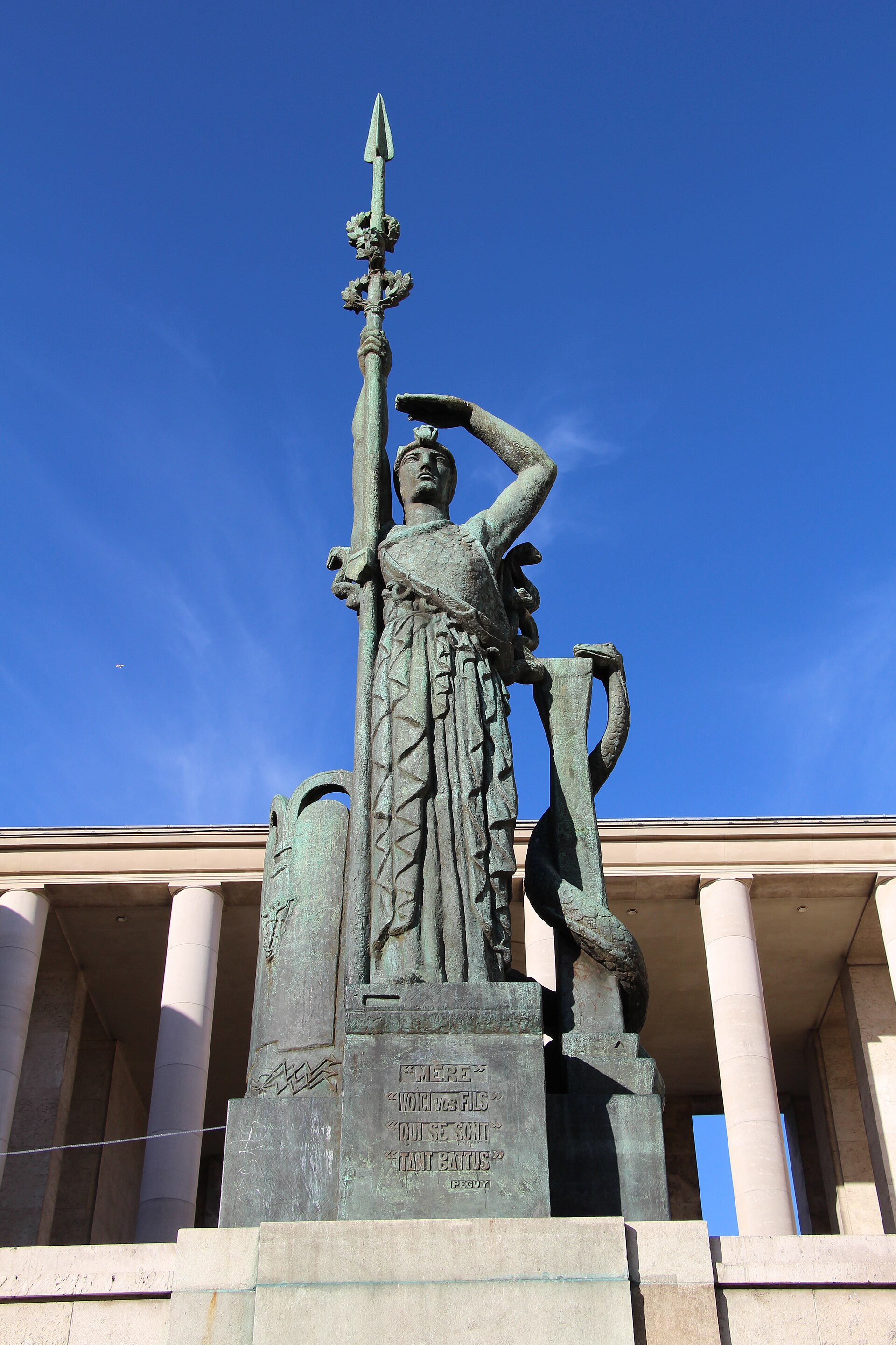 la statua in bronzo la france di bourdelle davanti al colonnato del palais de tokyo, con la lancia alzata, il braccio sopra gli occhi e l iscrizione mere voici vos fils sul basamento