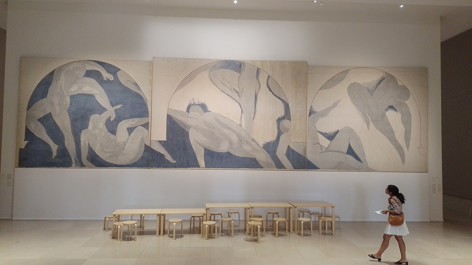 la sala matisse del musee d art moderne de paris, il trittico della danse con tre lunette ad arco e figure chiare su fondo blu e ocra, con panche e sgabelli sotto