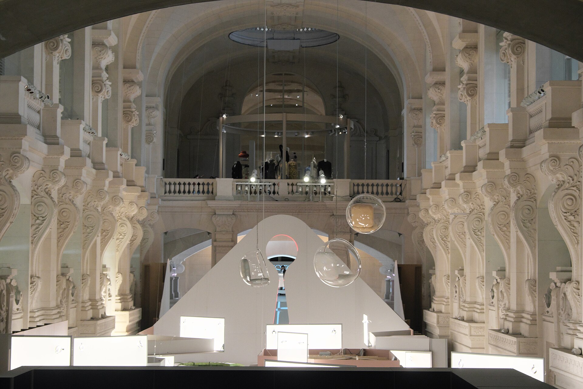 la nef centrale du musee des arts decoratifs, une salle blanche sur toute la hauteur avec des balcons decores des deux cotes et une installation au centre