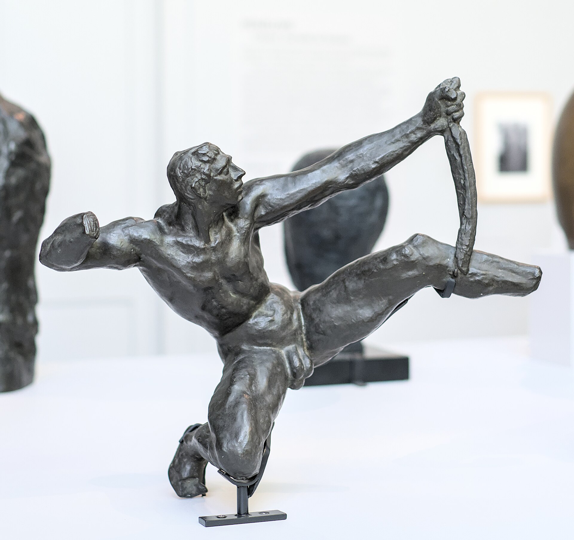 le petit bronze d etude de l herakles archer de bourdelle, la figure un genou sur le rocher, l autre jambe tendue contre l arc et les bras grands ouverts