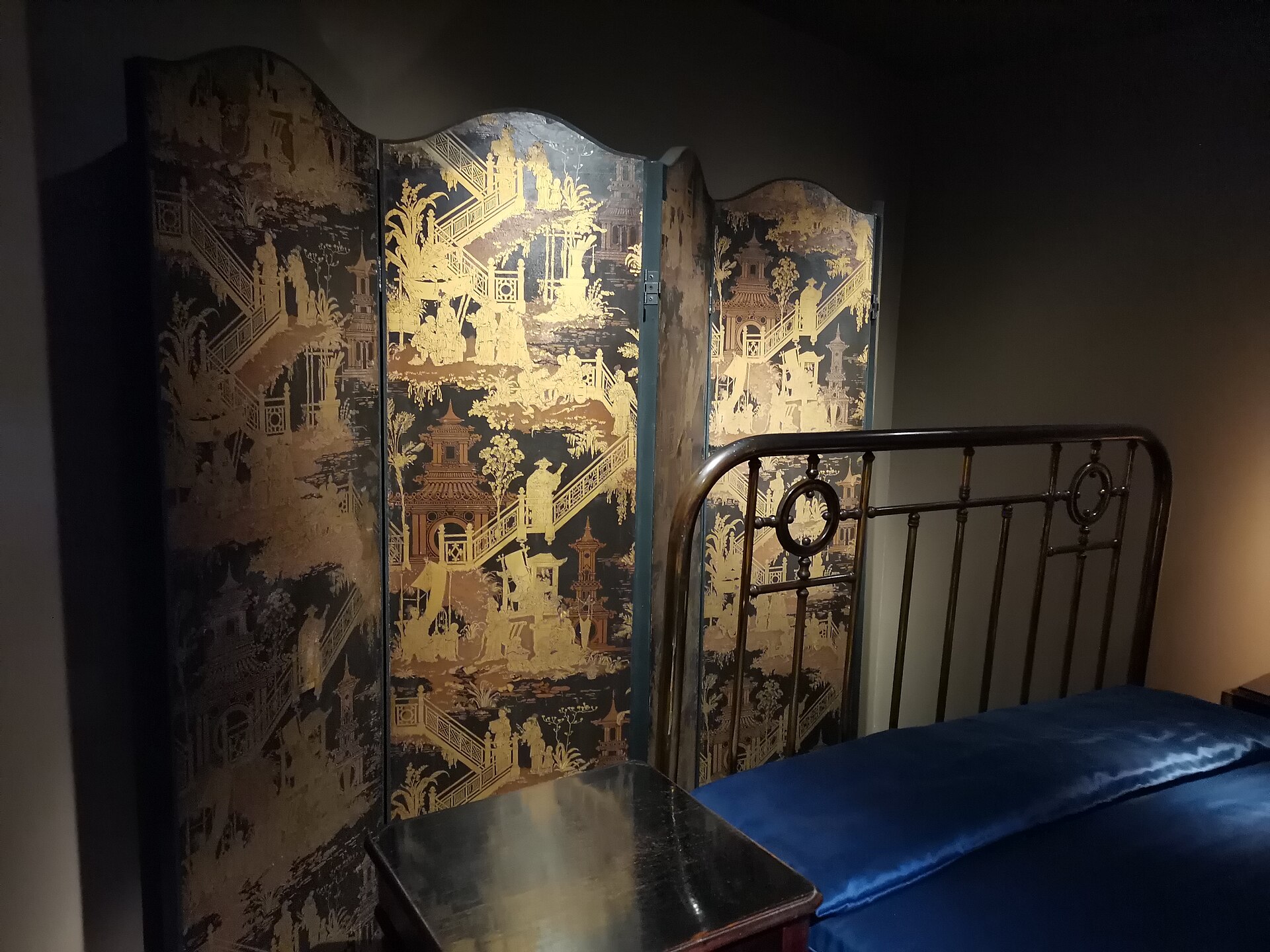 la camera di marcel proust al musee carnavalet, con il paravento laccato a pagode dorate, il letto di ottone e la coperta di raso blu