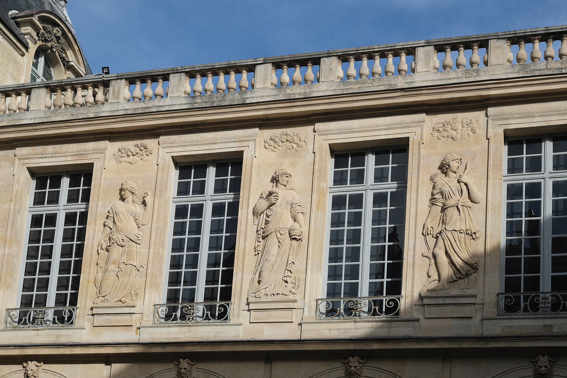 la facciata sul cortile del musee carnavalet, con tre rilievi di figure femminili fra le finestre alte e la balaustra di pietra in cima