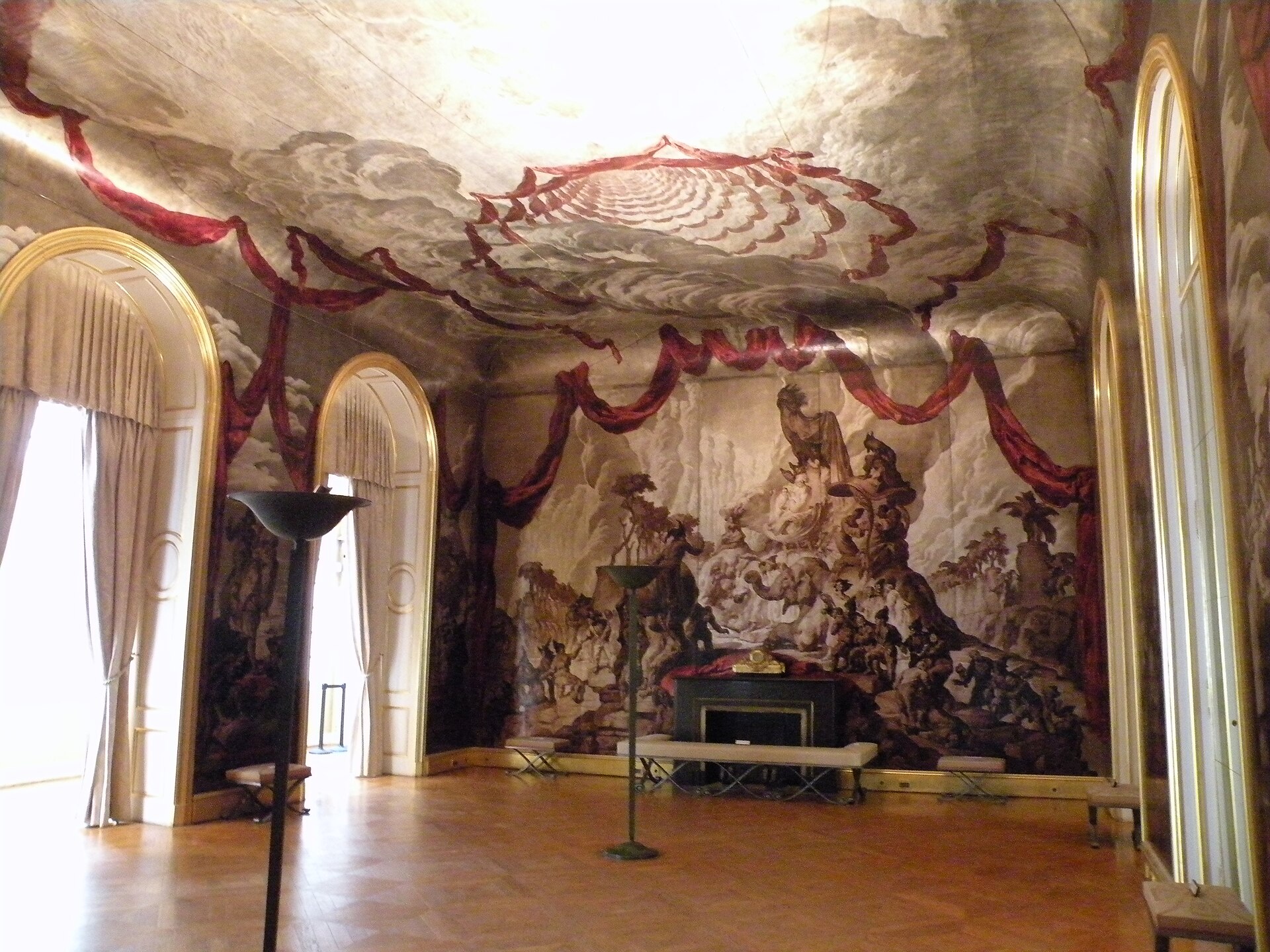 la sala da ballo wendel al musee carnavalet, con le pareti e il soffitto dipinti a grisaglia con un corteo e grandi drappi rossi che attraversano la volta
