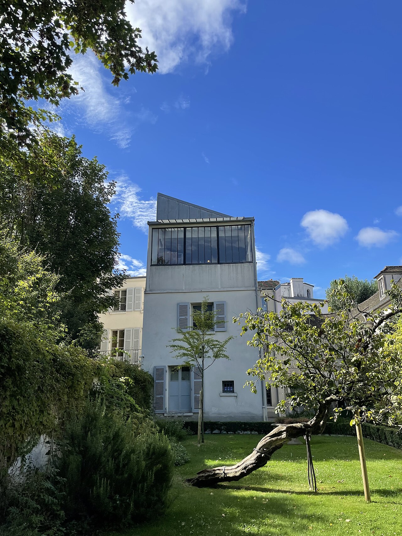 l atelier di suzanne valadon visto dall esterno, una casa bianca sormontata da uno studio vetrato costruito sul tetto, in mezzo agli alberi del giardino