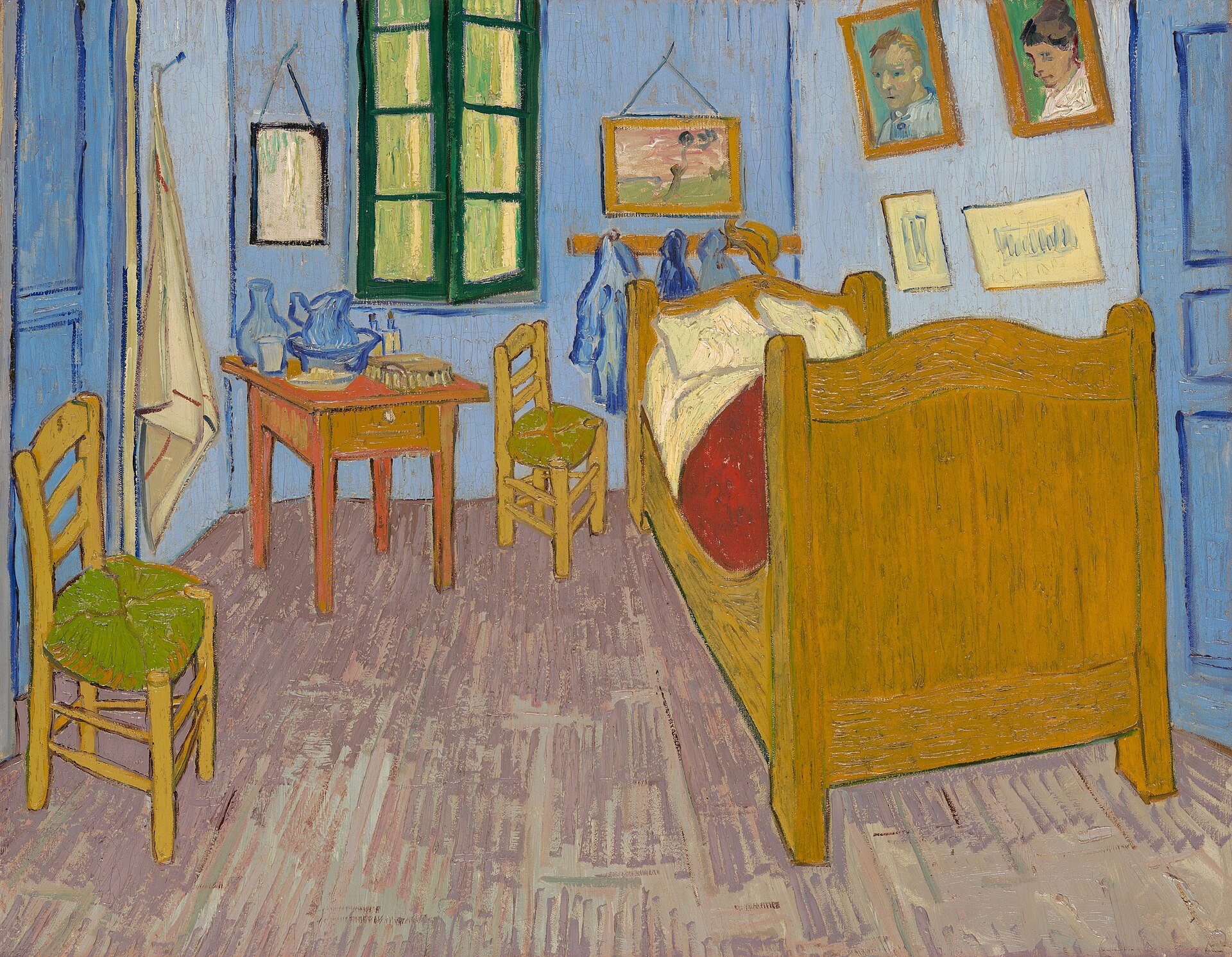 la chambre de van gogh a arles dans la version d orsay, avec le lit jaune et la couverture rouge, deux chaises de paille, une petite table avec la cruche, la fenetre verte et deux portraits aux murs bleus
