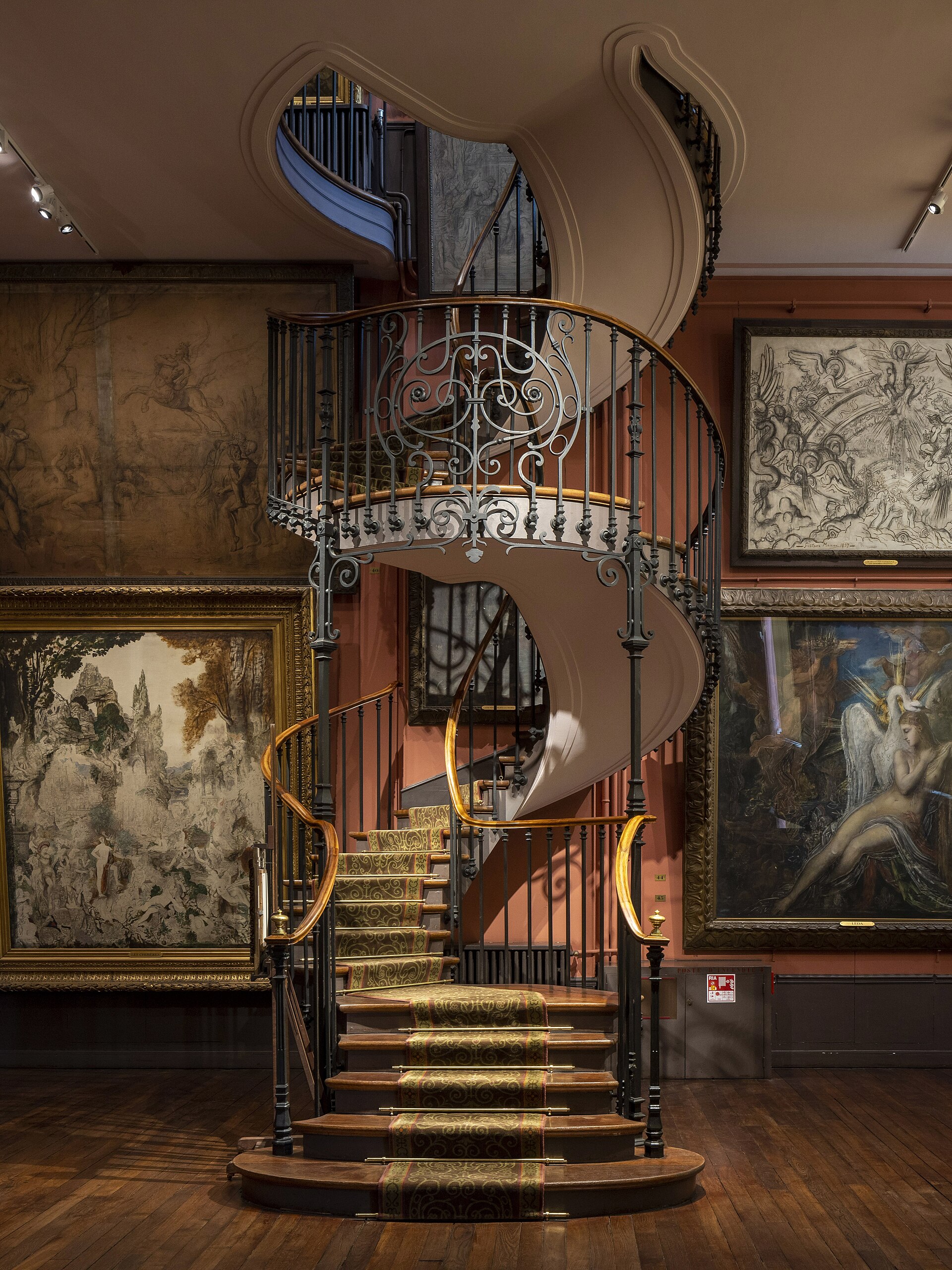 la scala a chiocciola in ferro del musee gustave moreau che sale avvolgendosi verso l apertura sinuosa nel soffitto