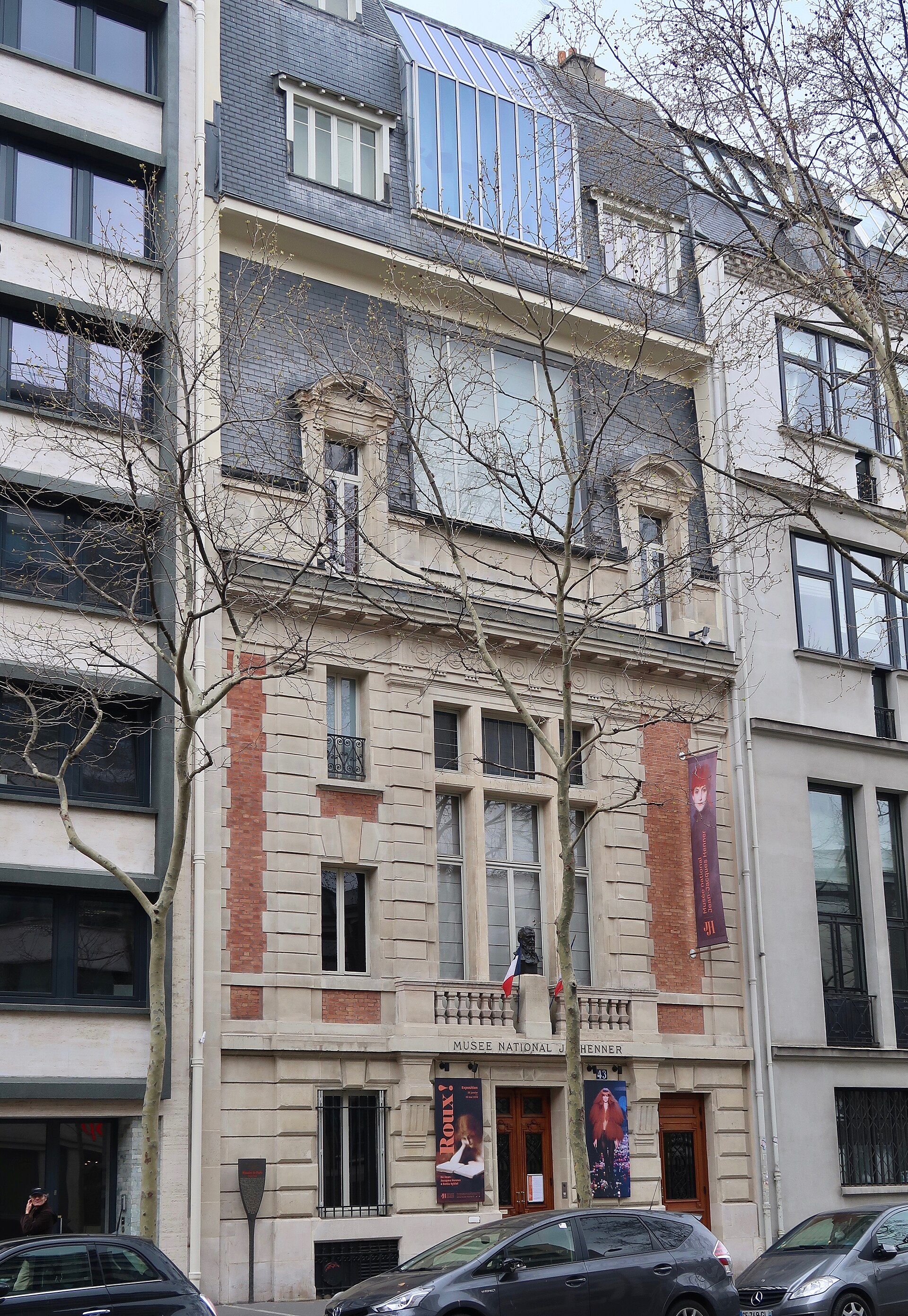 la facciata stretta e alta del musee henner in avenue de villiers, con il portale scuro, il busto in bronzo sul balcone e il tetto vetrato dell atelier in cima