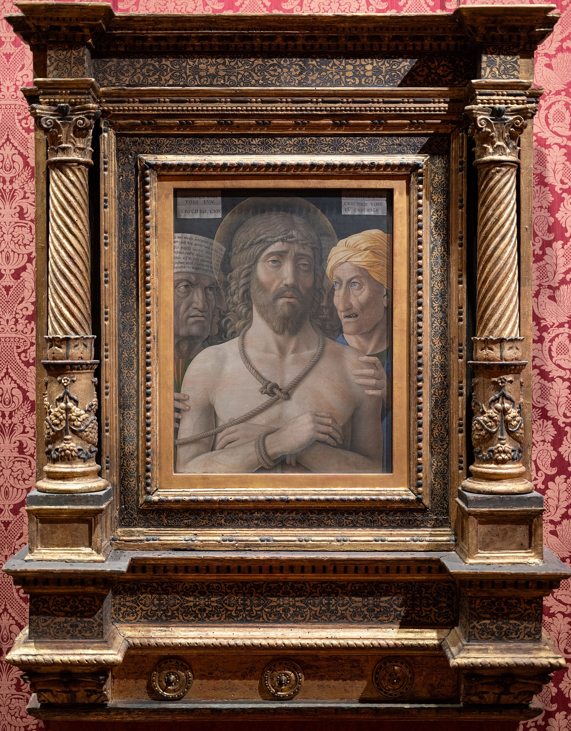 l ecce homo di andrea mantegna nella sua cornice dorata a colonne tortili, con cristo al centro fra due aguzzini