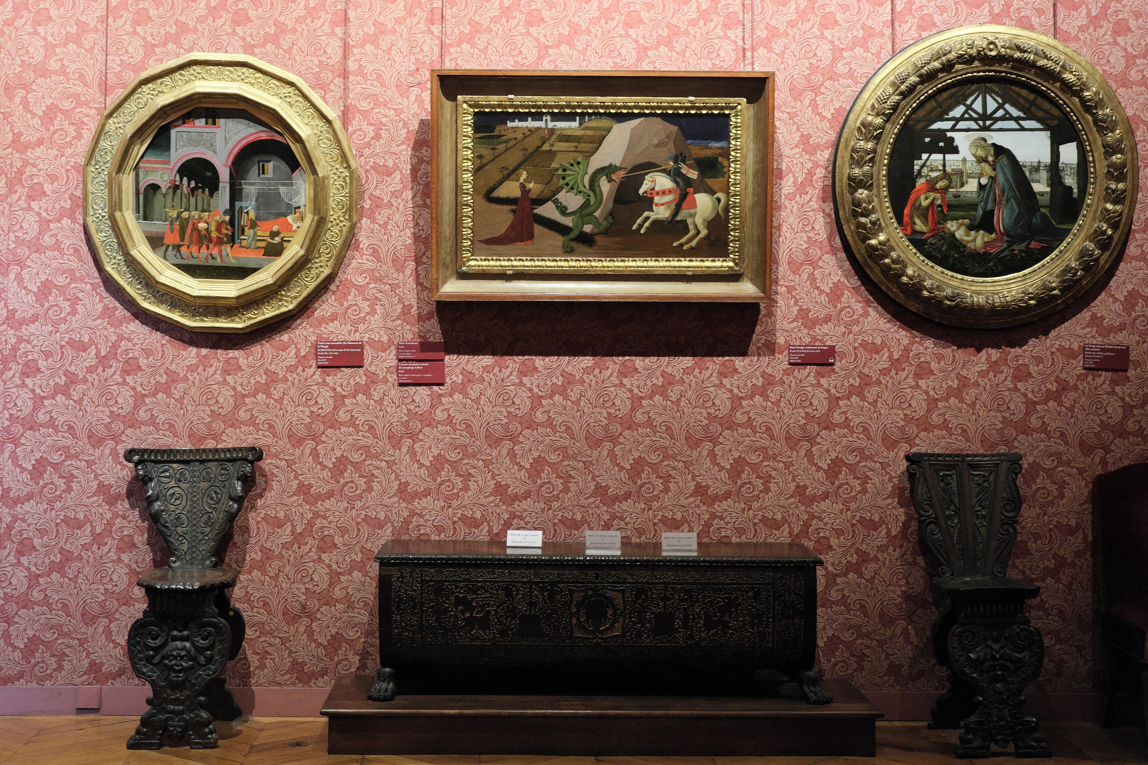 la parete della sala fiorentina con il san giorgio e il drago di paolo uccello fra due tavole rinascimentali su carta da parati rosa