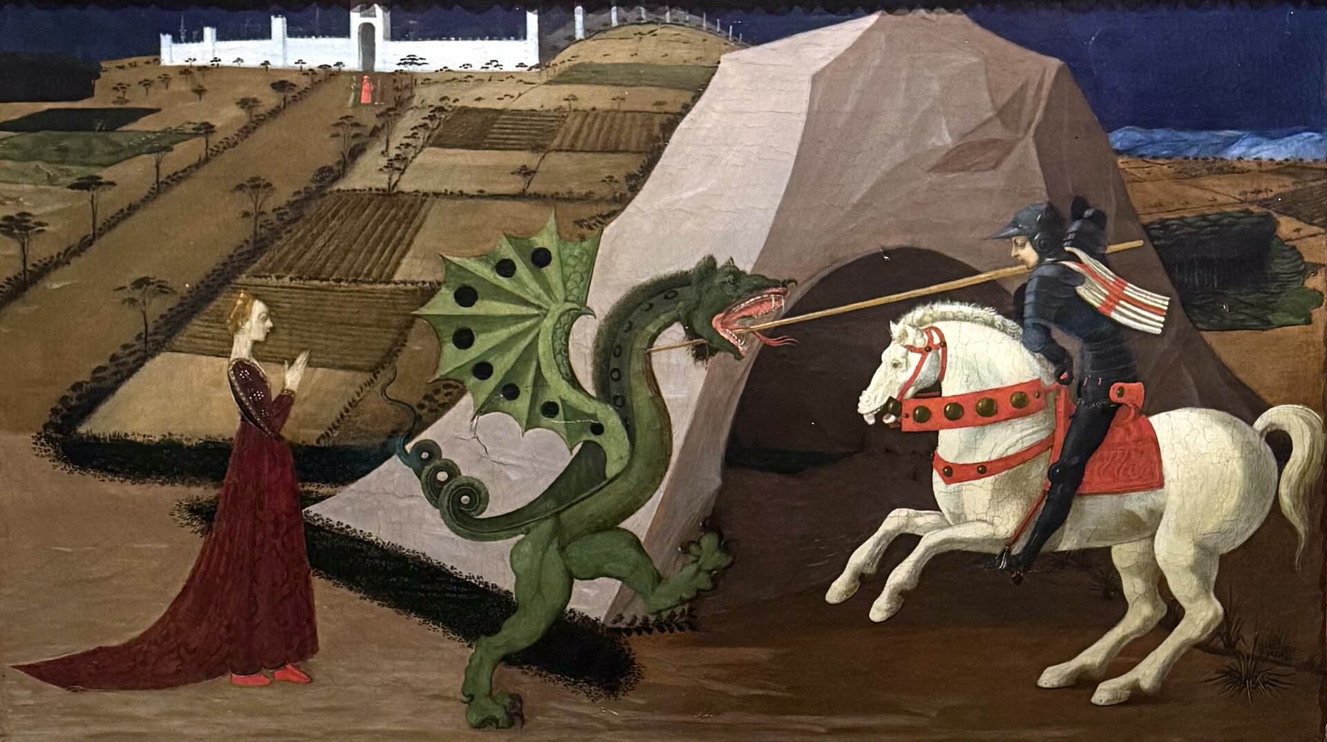 il san giorgio e il drago di paolo uccello, con la principessa in rosso a sinistra, il drago verde alato al centro e il cavaliere sul cavallo bianco a destra