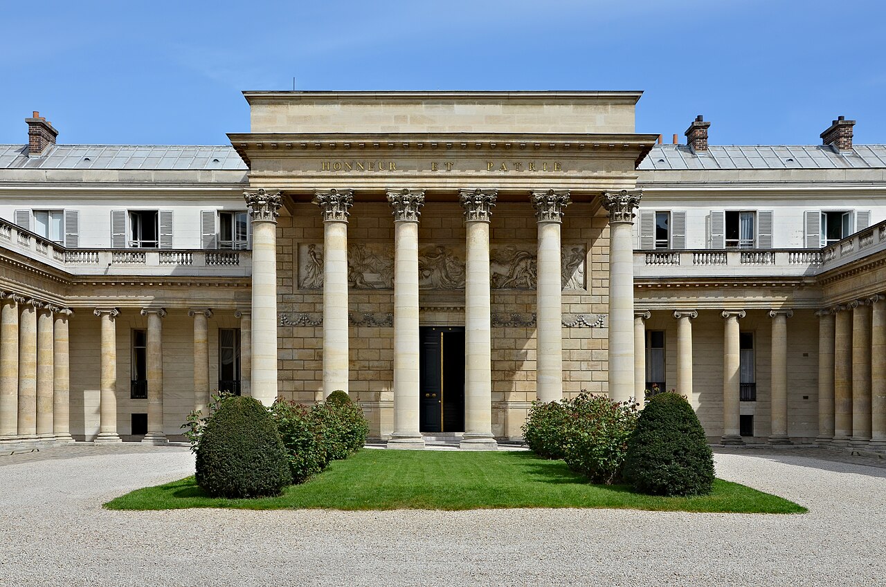 il portico a colonne corinzie del cortile d ingresso, con la scritta honneur et patrie sul timpano, pannelli scolpiti fra le colonne e il prato curato davanti