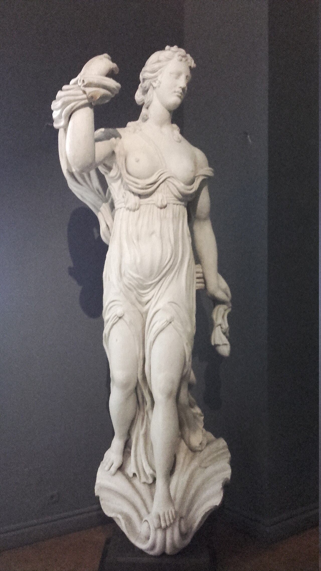 la polena bianca della fregata amphitrite del 1810, una figura femminile con la conchiglia alzata sopra la spalla e i piedi su un ricciolo d onda