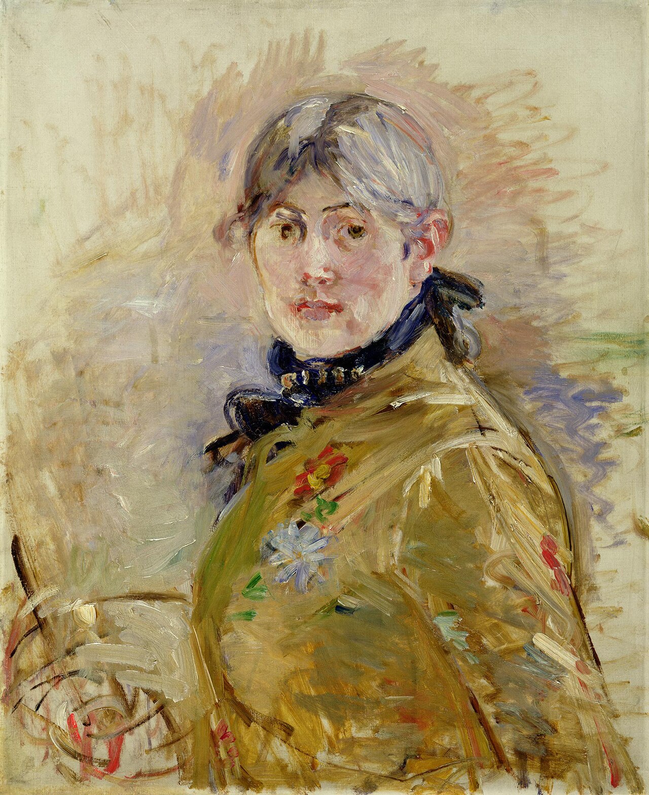 autoritratto di berthe morisot, con i capelli grigi resi a pennellate lilla, il nastro blu scuro al collo, la giacca ocra con piccoli fiori dipinti e la tela lasciata grezza intorno alla figura