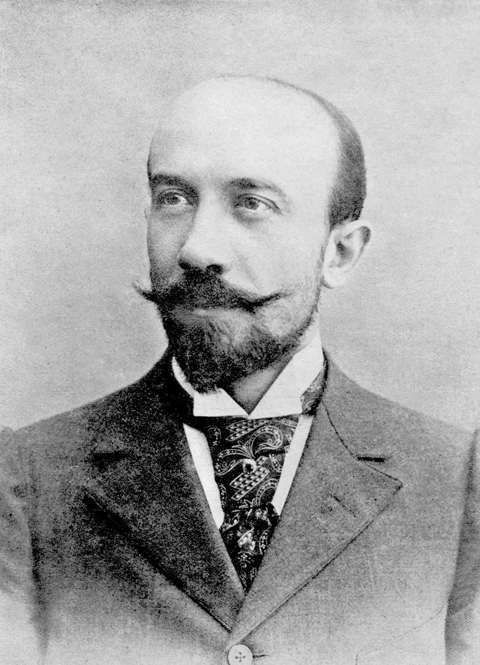 ritratto fotografico di georges melies a trentaquattro anni nel 1895, calvo sulla fronte, con la barba a punta e i baffi all insu, giacca scura e cravatta a fantasia paisley